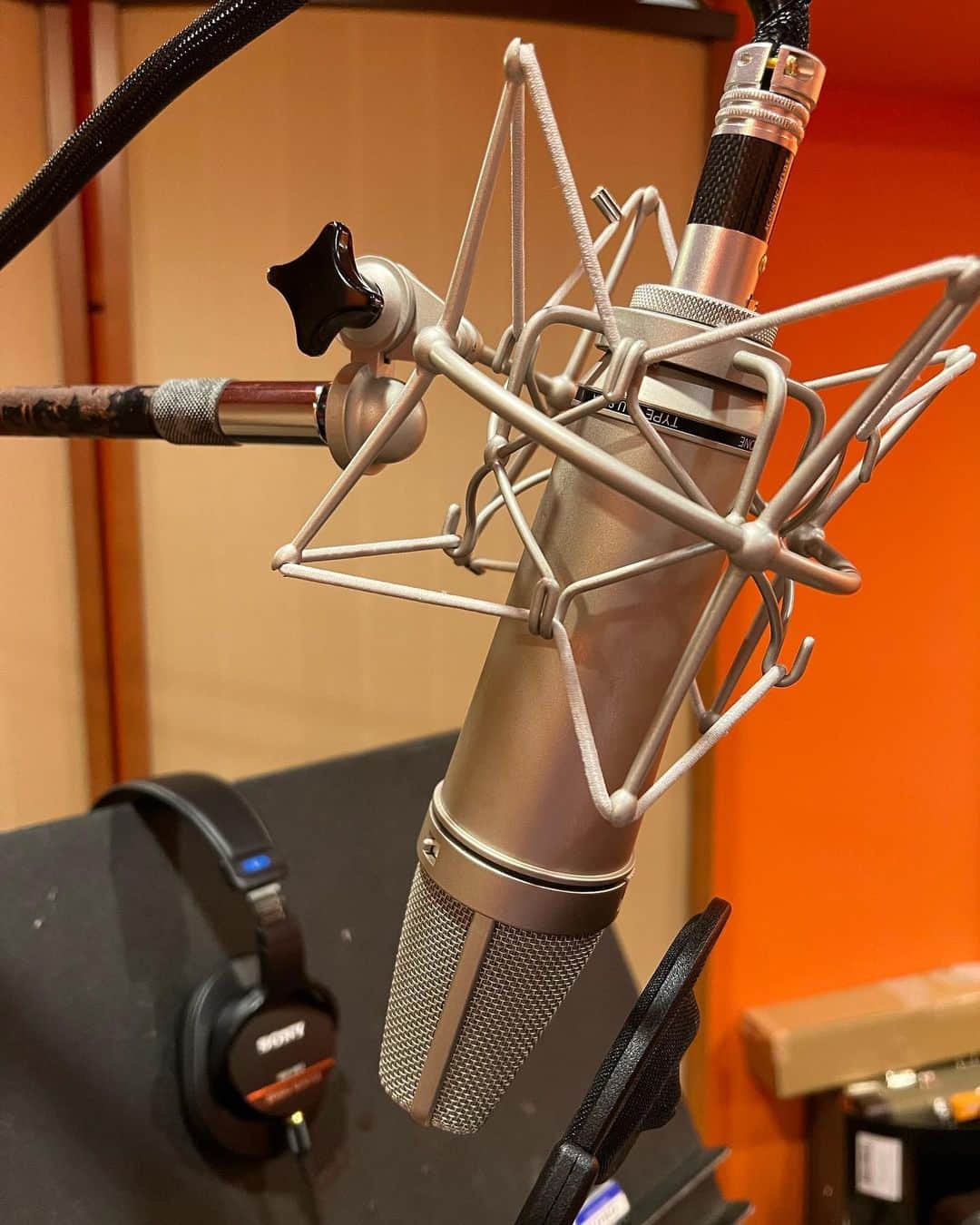 本間昭光のインスタグラム：「今日のボーカルRecは87Aiで。 角度を少し付けて。 #u87ai #mdrm1st #acousticrevive」
