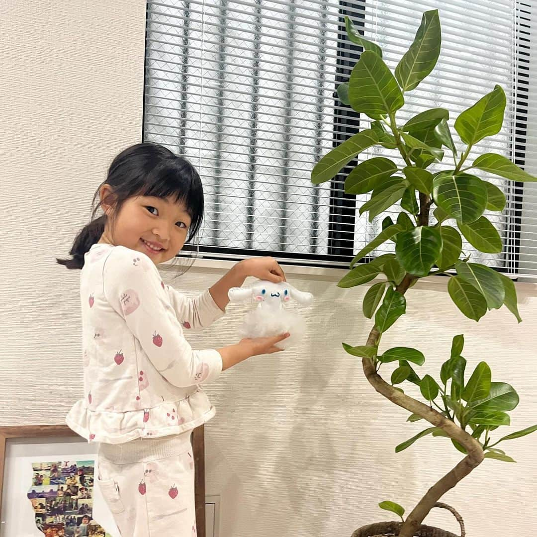 香山ひとみのインスタグラム：「ゴールデンウィーク🌿 混雑とは無縁の、近場であまり予定も詰めないのんびりGW。みんなで元気に過ごせて、充実して楽しかった〜☺️  pic.1,2 「シナモロールのソーイングキットで初裁縫！」 家でお気に入りの人形を手作り🤍 Amazonで500円！おすすめ！ （子供の動画撮ってる時の自分の声、ガサガサおばあさんすぎて驚く。。あるあるだよね。。）  pic.3,4 「仲良しファミリーとおうちごはん」 ママ友パパ友の域を越えた大尊敬の大好きな人たち💞 子供達も2〜8歳になり、自分達で考えた好きな遊びを、仲良く勝手に遊んでくれる。 親はどんどん喋って飲む専門に🍻楽しい🤤 と同時に、子供にべったり目をかける時期なんて本当にあっという間なんだなと、しみじみ感じました。子育て尊い。  pic.5〜7 「おなじみ姉の家に一泊お泊まり」 6個も年下の娘と優しく遊んでくれる甥っ子達を見てると、オバ心と親心で胸がいっぱい💞ありがとう！ 義兄の料理は相変わらずプロ級で、麻婆豆腐は本当にみんなに食べてほしいから、いつかフードトラックでお店やってほしいと願ってる🥺夜はこれまたおなじみ麻雀🀄️  pic.8,9 「駒澤公園で幻の餃子フェス」 着いたら強風の為イベント中止🥟！でも外で食べればなんでも美味しいね🤤 自転車練習中の娘。 初めて少し乗れた！おめでとう！  pic.10 「はじめてのスーパーボールすくい」 あの、例の紙でできたすくうやつを いきなり水の中にものすごい勢いで入れた娘。 2秒で全部破けたのはいい思い出。 泣くかと思ったら、 全然落ち込んでなくて、 「たのしかったーキラキラしてたー✨」と言ってて、 一層大好きになりました🤣❤️笑  休み明け、誰もいないお家。 今日は家の掃除！と思って、はや2時間。 まったりしていたらこんな長めの投稿しちゃったけど、楽しかった備忘録☺️🌿  たくさん楽しんで、身体も休めたから、 また気合い入れて、5月を過ごそう☺️🌿✨  #ゴールデンウィーク #はじめてのソーイングキット #ホームパーティー #幻の餃子フェス #はじめての自転車 #はじめてのスーパーボールすくい」