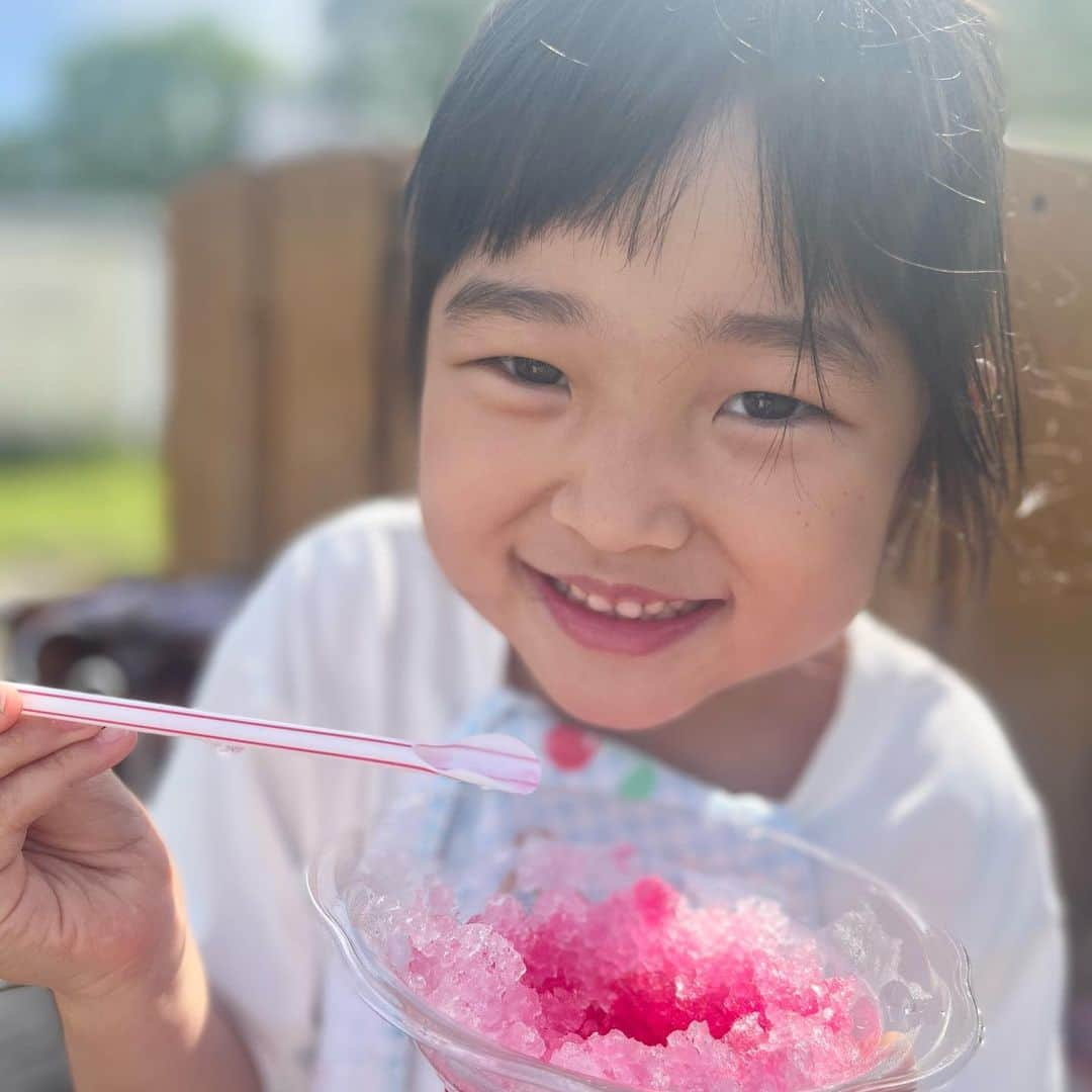 香山ひとみさんのインスタグラム写真 - (香山ひとみInstagram)「ゴールデンウィーク🌿 混雑とは無縁の、近場であまり予定も詰めないのんびりGW。みんなで元気に過ごせて、充実して楽しかった〜☺️  pic.1,2 「シナモロールのソーイングキットで初裁縫！」 家でお気に入りの人形を手作り🤍 Amazonで500円！おすすめ！ （子供の動画撮ってる時の自分の声、ガサガサおばあさんすぎて驚く。。あるあるだよね。。）  pic.3,4 「仲良しファミリーとおうちごはん」 ママ友パパ友の域を越えた大尊敬の大好きな人たち💞 子供達も2〜8歳になり、自分達で考えた好きな遊びを、仲良く勝手に遊んでくれる。 親はどんどん喋って飲む専門に🍻楽しい🤤 と同時に、子供にべったり目をかける時期なんて本当にあっという間なんだなと、しみじみ感じました。子育て尊い。  pic.5〜7 「おなじみ姉の家に一泊お泊まり」 6個も年下の娘と優しく遊んでくれる甥っ子達を見てると、オバ心と親心で胸がいっぱい💞ありがとう！ 義兄の料理は相変わらずプロ級で、麻婆豆腐は本当にみんなに食べてほしいから、いつかフードトラックでお店やってほしいと願ってる🥺夜はこれまたおなじみ麻雀🀄️  pic.8,9 「駒澤公園で幻の餃子フェス」 着いたら強風の為イベント中止🥟！でも外で食べればなんでも美味しいね🤤 自転車練習中の娘。 初めて少し乗れた！おめでとう！  pic.10 「はじめてのスーパーボールすくい」 あの、例の紙でできたすくうやつを いきなり水の中にものすごい勢いで入れた娘。 2秒で全部破けたのはいい思い出。 泣くかと思ったら、 全然落ち込んでなくて、 「たのしかったーキラキラしてたー✨」と言ってて、 一層大好きになりました🤣❤️笑  休み明け、誰もいないお家。 今日は家の掃除！と思って、はや2時間。 まったりしていたらこんな長めの投稿しちゃったけど、楽しかった備忘録☺️🌿  たくさん楽しんで、身体も休めたから、 また気合い入れて、5月を過ごそう☺️🌿✨  #ゴールデンウィーク #はじめてのソーイングキット #ホームパーティー #幻の餃子フェス #はじめての自転車 #はじめてのスーパーボールすくい」5月8日 11時54分 - hitomi.k24