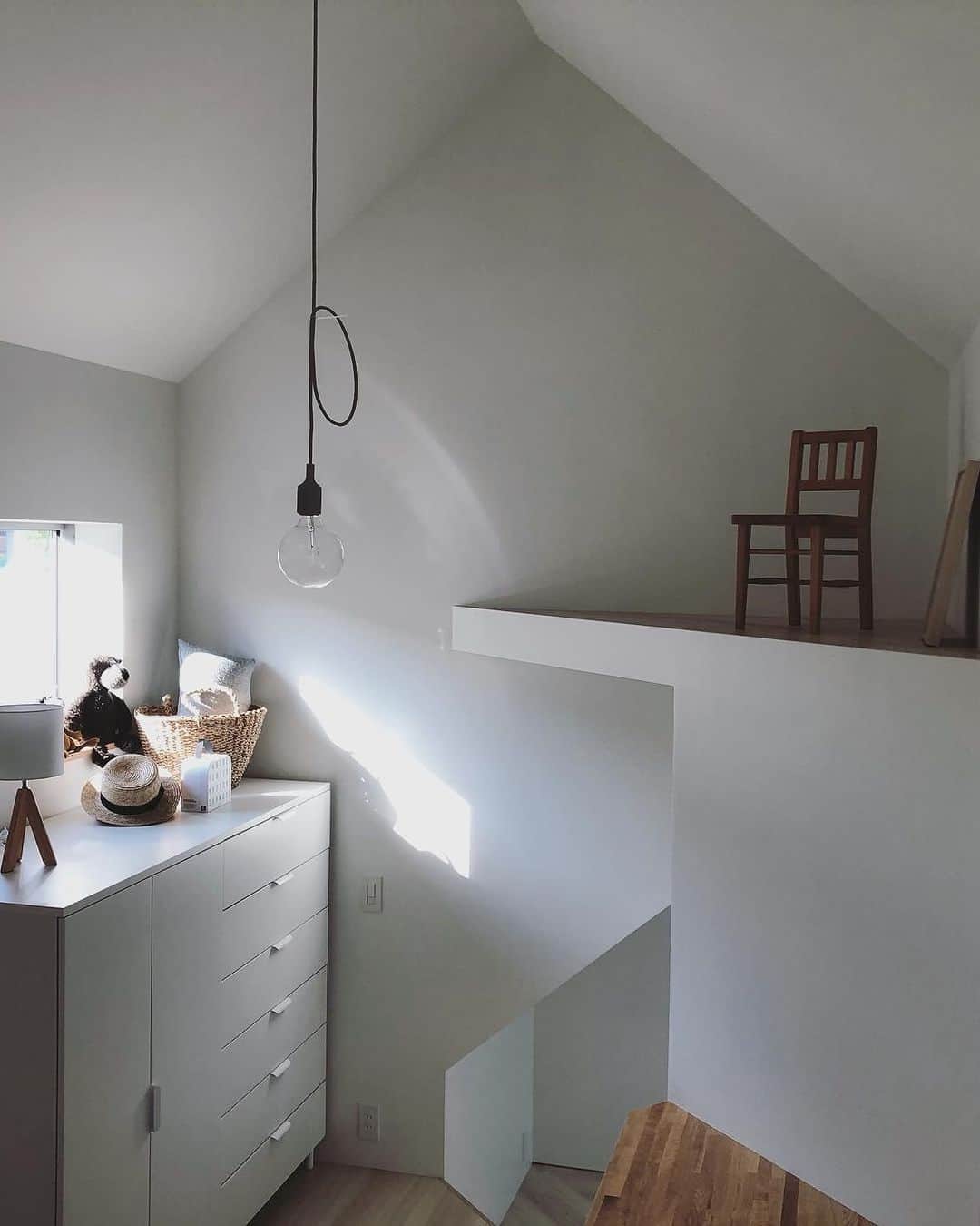 ムクリ［mukuri］さんのインスタグラム写真 - (ムクリ［mukuri］Instagram)「ひとつ屋根の下で程よい距離感を持つそれぞれの個室  新しく自由な発想や素敵な空間設計に  いつも驚かされるsaeさんのおうち。   本編は ２つのこども部屋と寝室、ロフト、と  それぞれの居場所である２階の各個室について。   saeさんが意識したのは  自分の部屋に籠ってそれぞれが寛ぎつつ、  お互いの気配が感じられるような個室空間のあり方。   プライベート空間も大事にしながら  室内窓をいくつか設けて繋がりを持たせていました。   １階では仕切りのない開放感のある空間で  家族団欒の時間を楽しみ、  ２階では自分の時間を楽しむ。   そんなバランスの取れた家族の程よい距離感が  心地の良い空間を生み出していました。   ワクワクするような空間や間取り、  かわいいキッズインテリアなどもあわせて  是非ご覧になってみてくださいね♩   ▶︎ご紹介した読みもの https://mukuri.themedia.jp/posts/17336956  –––––––––––––––––– ムクリ公式アカウントでは くらしの中にある"好き"や"コダワリ"を毎日お届け。  インテリア、整理収納から家づくりなど 日常で参考になる情報から サラッと読める短編コラムまで ご紹介していますのでフォローしてぜひご覧ください。 ▶︎ @mukuri_official ・  「 #ムクリ 」のタグもいつも楽しく拝見しています☺️  オリジナルブランドは @daily_mukuri  くらしの中にあったらいいいな、 そんな商品を企画・制作、集めています。 ––––––––––––––––––  #子供部屋#個室#家づくり  #新築一戸建て #注文住宅 #建築家と建てる家 #建築家とつくる家 #建築家の家 #マイホーム記録#くらしの編集#ムクリ」5月8日 12時05分 - mukuri_official