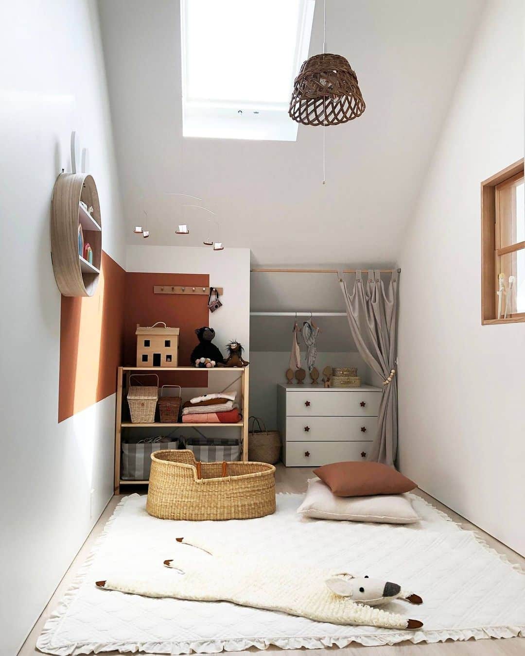 ムクリ［mukuri］さんのインスタグラム写真 - (ムクリ［mukuri］Instagram)「ひとつ屋根の下で程よい距離感を持つそれぞれの個室  新しく自由な発想や素敵な空間設計に  いつも驚かされるsaeさんのおうち。   本編は ２つのこども部屋と寝室、ロフト、と  それぞれの居場所である２階の各個室について。   saeさんが意識したのは  自分の部屋に籠ってそれぞれが寛ぎつつ、  お互いの気配が感じられるような個室空間のあり方。   プライベート空間も大事にしながら  室内窓をいくつか設けて繋がりを持たせていました。   １階では仕切りのない開放感のある空間で  家族団欒の時間を楽しみ、  ２階では自分の時間を楽しむ。   そんなバランスの取れた家族の程よい距離感が  心地の良い空間を生み出していました。   ワクワクするような空間や間取り、  かわいいキッズインテリアなどもあわせて  是非ご覧になってみてくださいね♩   ▶︎ご紹介した読みもの https://mukuri.themedia.jp/posts/17336956  –––––––––––––––––– ムクリ公式アカウントでは くらしの中にある"好き"や"コダワリ"を毎日お届け。  インテリア、整理収納から家づくりなど 日常で参考になる情報から サラッと読める短編コラムまで ご紹介していますのでフォローしてぜひご覧ください。 ▶︎ @mukuri_official ・  「 #ムクリ 」のタグもいつも楽しく拝見しています☺️  オリジナルブランドは @daily_mukuri  くらしの中にあったらいいいな、 そんな商品を企画・制作、集めています。 ––––––––––––––––––  #子供部屋#個室#家づくり  #新築一戸建て #注文住宅 #建築家と建てる家 #建築家とつくる家 #建築家の家 #マイホーム記録#くらしの編集#ムクリ」5月8日 12時05分 - mukuri_official