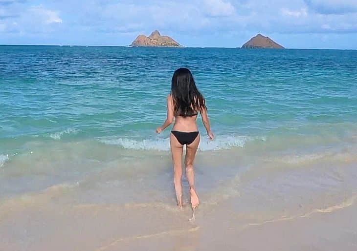 みんちゃん のインスタグラム：「LaniKai Beach  まさに天国の海🏖️  #gopro #hawaii #ハワイ #sea #海 #海外旅行 #beach #旅行 #travel #trip #bikini #水着 #水着コーデ #夏 #summer #ビーチ #swimwear #映えスポット #ハワイ旅行 #bikinigirl 🌈」