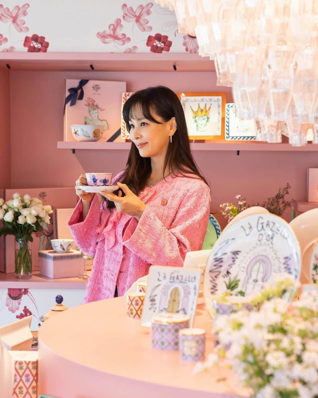 のインスタグラム：「GINORI 1735 X KOSOYOUNG Excited to be @ginori1735  ambassador. Congratulations  on the opening of the  flagship store in SEOUL.  @ginori1735  #ginori1735  #orienteltaliano  @ginori1735, @9core_official  @kindspace_creativelab」