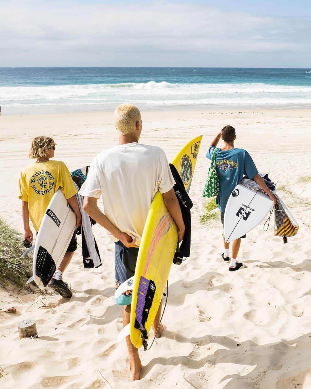 ビラボンのインスタグラム：「2023最新シリーズ " A Tribe Called Surf " コレクション。 インスピレーションはBILLABONGのルーツともいえる、パンダナスが立ち並ぶオーストラリア "バーレーヘッズポイント"。  ポイントブレイクでパーフェクトなバレルを形成するこのポイントは、BILLABONGと共に今もなお愛され続けている大切な場所。ここで歴史を刻んだレジェンドとローカル達を懐かしく彷彿させるクラシックなデザインがリミックスされて、NEWコレクションとしてリリース。  オーストラリアの次世代サーファーが着用してる様子をスワイプしてチェックしてみてください！  #LifesBetterInBoardshorts」