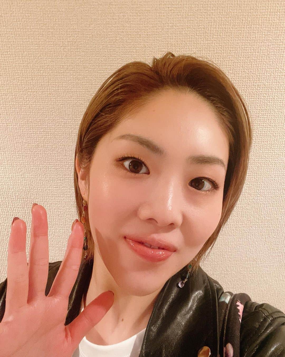 留依蒔世のインスタグラム：「やっほでーーーす  本日！！！！ 5/8 21:30～ NHKラジオドラマ 青春アドベンチャー『ウィル』 放送です！！  今日から連日放送されますぜ。 聴いてねーー📻 私もたのしみやけどこわいわー。 題名とかのアナウンスも私がやってます！ そこもcheck！  写真は丁度ウィルの収録の前ぐらいに髪染めた時の。笑笑 かんけーなくてわらう🤣  聞き逃し配信も1週間できるそうです！ 詳しくはホームページで。 もしくは私のストーリーズかtwitterから！！  https://www.nhk.jp/p/rs/X4X6N1XG8Z/episode/re/D93KKMN6WZ/     #NHKラジオドラマ  #青春アドベンチャー  #ウィル  #はじめてのラジオドラマ  #デイジー  #てゆー役です  #あーどきどき  #ブリーチ  #関係なき画像   #ヘアカラー」