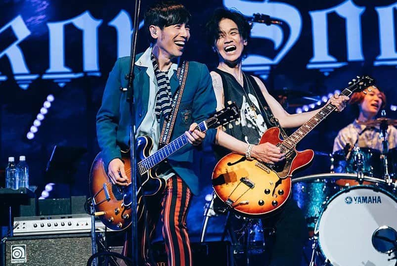 寺岡呼人さんのインスタグラム写真 - (寺岡呼人Instagram)「Rockon Social Club、ワンマンデビューライブ無事終わりました。 ⁡ 4人の結束力、人間性、優しさあってこその、このグループなんだと確信。 ⁡ 僕を信じてくれ、Rockon Social Clubのメンバーを演じてくれるメンバーに脱帽、そして感謝！ ⁡ 青山英樹くんの安定さと、技術力、デビンくんの堅実なサポートあってのRockon Social Clubです。 ⁡ そして、満員の客席。 皆さんのパズルのピースがあの日、一枚のかけがえのない絵を完成させてくれました。 ⁡ ありがとうございました。 また、この先も永遠にRockon Social Clubを宜しくお願い致します。」5月8日 12時36分 - yohitoteraoka