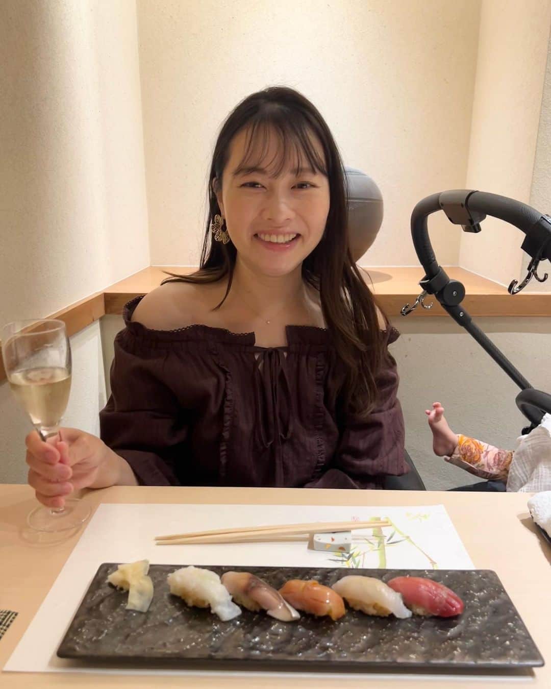 神尾美沙のインスタグラム：「再訪🍣♡ 3,4年ぶりくらいにオフショル着てみたけど可動域狭すぎてびっくりした笑笑  #GW」
