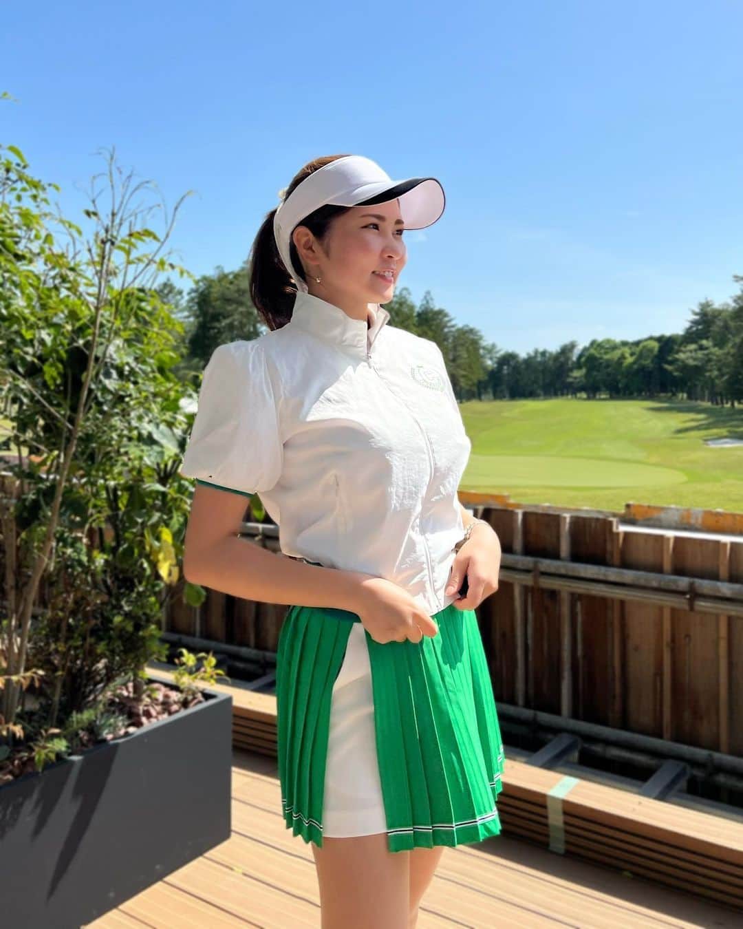 まいまいさんのインスタグラム写真 - (まいまいInstagram)「爽やかで可愛いグリーンウェア🌈 緑いっぱいのゴルフ場で グリーンのウェアも映えるよね💚  このラップスカート、 チラ見せ部分を自分の好きなところに 替えられるからよい( ˶˙º̬˙˶ )୨  wear▶︎▷ @chucuchu_official_jp  @chucuchu_official   #まいごるふ#ゴルフ#女子ゴルフ#ゴルフ女子#ゴルフスイング#ゴルフウェア#ゴルフコーデ#チュクチュ#韓国#韓国ウェア#maigolf#golf#golfswing#golfwear#chucuchu#골프#골프스윙#골프중독#골프웨어」5月9日 7時52分 - ___maigolf___