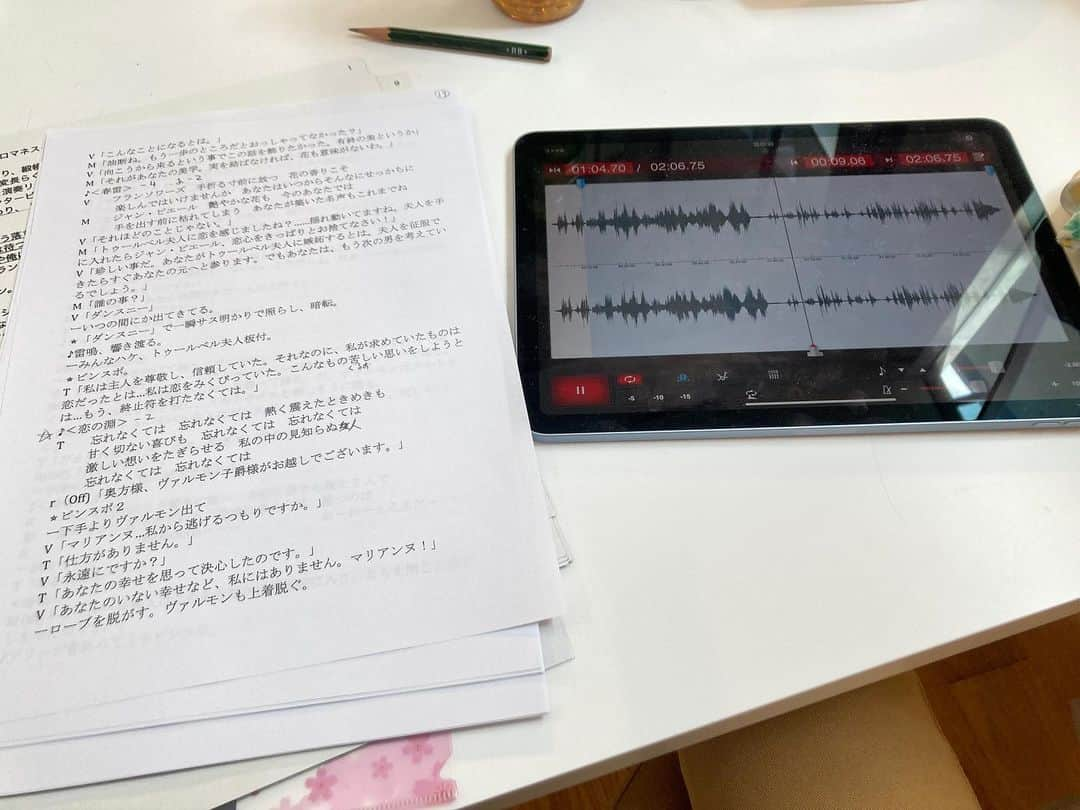 桂春雨のインスタグラム：「今日は朝から『花詩歌タカラヅカ』の稽古。今日はまだ、座って本読みと、軽く歌稽古。歌はiPadのアプリでキーを変えて歌います。  #花詩歌 #タカラヅカ #仮面のロマネスク #稽古 #本読み #歌稽古 #ipad #耳コピ」