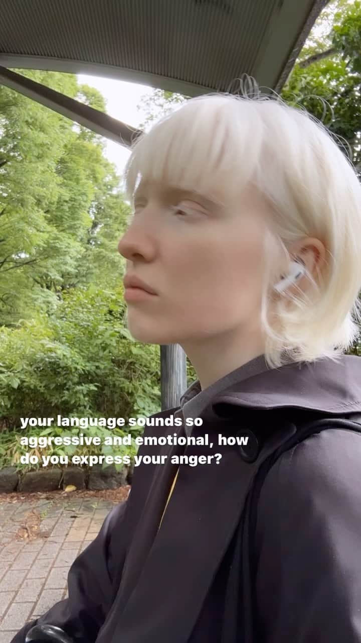 ナスチャのインスタグラム：「i liked this sound too much, but that’s how I express negative emotions on others when they literally acting wrongly 😂 (inspired by talking with japanese about our negative expressions) 🫡」