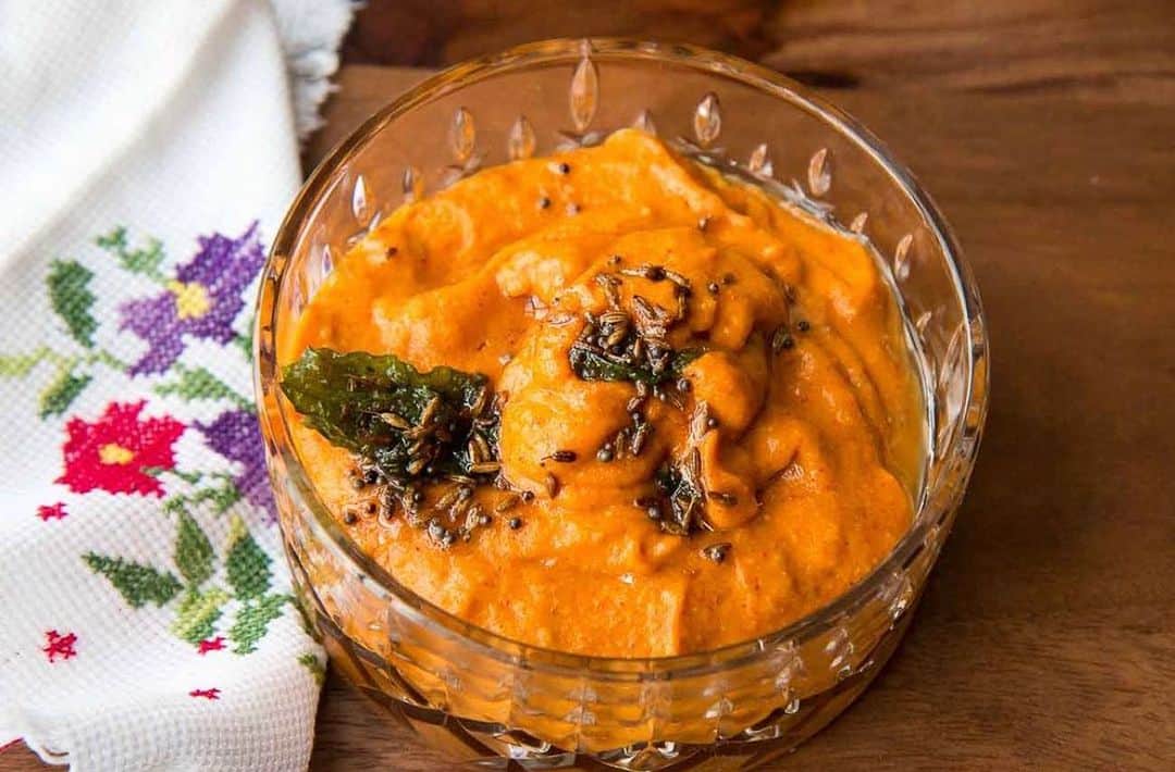 Archana's Kitchenさんのインスタグラム写真 - (Archana's KitchenInstagram)「#mangorecipes   This Kanda Kairichi Chutney Recipe is a Sweet & Spicy chutney that is made from onions and raw mangoes. It makes a perfect accompaniment with bhakri, dosa, cheela, and even dhokla. Do try it out!  Ingredients 1 cup Mango (Raw), peeled and chopped 1 Onion, chopped 2 tablespoons Jaggery 3 tablespoons Roasted Peanuts 2 teaspoons Red Chilli powder  Salt, to taste For the tempering: 1 tablespoon Oil 1 teaspoon Mustard seeds (Rai/ Kadugu) 1 teaspoon Cumin seeds (Jeera) 1/4 teaspoon Asafoetida (thing)  👉To begin making Kanda Kairichi Chutney Recipe (Maharashtrian Onions & Raw Mango Chutney) first get all the ingredients handy. 👉In a mixer-jar combine, mangoes, onion, jaggery, groundnuts, salt and chilli powder, grind to a fine paste along with a little water.  👉In a tadka pan, heat a little oil on medium flame.  👉Add the mustard seeds and once they crackle, add the cumin seeds and allow to sizzle. 👉Take the tadka pan off the heat after cumin seeds sizzle and add hing and stir. 👉Pour this tempering over the Kanda Kairichi Chutney Recipe and mix well.  Find 1000+ such recipes on our app "Archana's Kitchen" or website www.archanaskitchen.com  #recipes #easyrecipes #breakfast #Indianbreakfast #archanaskitchen #healthylifestyle」5月8日 12時51分 - archanaskitchen