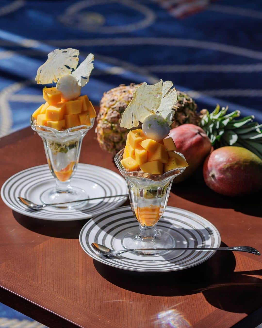 のインスタグラム：「. EARLY SUMMER [ TROPICAL FRUITS ] ⁡ 本日よりORIENTAL HOTELの パフェとアフタヌーンティーがリニューアル！ ⁡ 初夏のトロピカルフルーツをテーマに 甘酸っぱく爽やかなスイーツたちをお届けします。 ⁡ ⁡ ＿＿＿＿＿＿＿＿＿＿＿＿＿＿＿＿＿＿＿＿＿＿＿＿ ⁡ [ CAFE TIME ] 🥭宮崎県産マンゴーとゴールデンパインのパフェ 　[ 平日8台限定 ] 　10:30〜17:30 ／ ¥2,100 ⁡ 🥭トロピカルフルーツアフタヌーンティー 　[ 25台限定 ／ 前日17時までの予約制 ] 　14:30〜17:30 ／ ¥4,500 ＊平日限定枠 12:15〜 or 12:30〜 [ 2h制 ] ⁡ ⁡ [ BAR TIME ] 🥭マンゴーナイトアフタヌーンティー 　[ マンゴースタンド[3段] +シャンパン ] 　17:30〜21:30 L.O. 　ボトルプラン：2名様 ¥16,000 　グラスプラン：1名様¥5,800 ⁡ ＊ナイトアフタヌーンティーは 　ルームサービスでもお楽しみいただけます  ⁡ ＊アフタヌーンティはWEB予約も承っております。 　ご希望の方はストーリーズハイライト 　「AfternoonTea」へ。 ⁡ ＊パフェのご予約はお受け致しかねます。 　あらかじめご了承ください。 ⁡ ⁡ ⁡ #tropicalfruits #orientalhotelkobe ⁡」