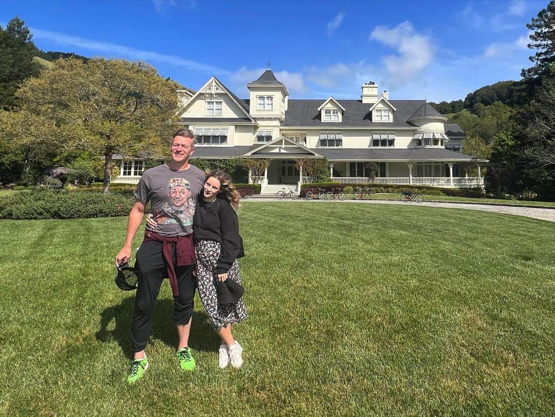 カイル・ニューマンのインスタグラム：「Chewie, we’re home. Skywalker Ranchin’!」