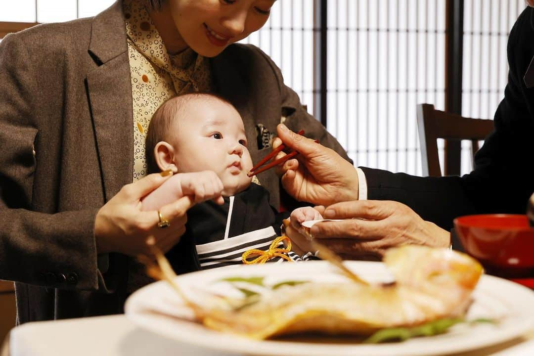 松永ちさとさんのインスタグラム写真 - (松永ちさとInstagram)「📸100日記念日👶🐟🎶 家族で記念撮影したよ 素敵なお食い初めプラン🥢✨ @kamakura.yorozuya  @y.lark   前撮りした記念の場所へ また1つ家族の想い出がふえて けんのお爺お婆といっしょに 来られたこととても嬉しかった 親に挟まれてるけんちゃん めちゃちいさい〜♡♡  #玄ノ進 #3ヶ月ベイビー #この頃60cm #おでかけんのしん #100日記念 #お食い初め #19Jan2023」5月8日 13時10分 - chisato_matsunaga