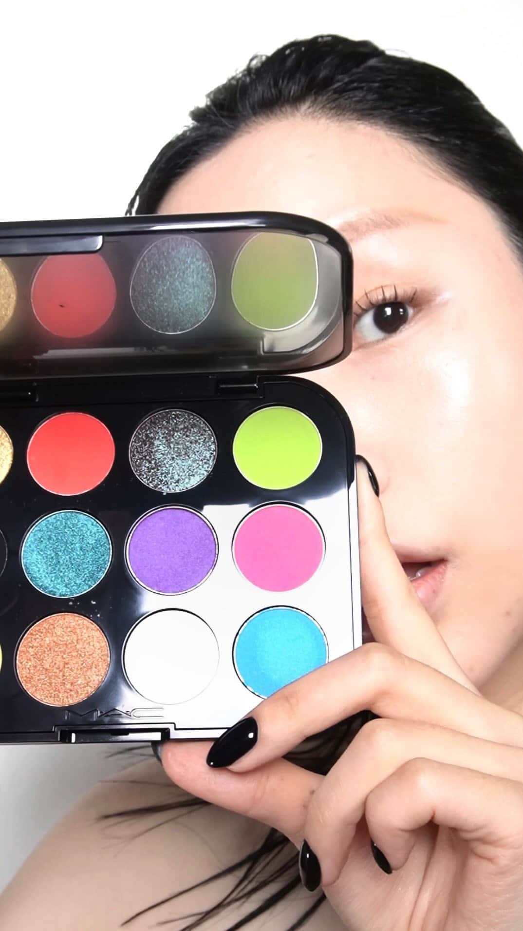 のインスタグラム：「M·A·C TREND: #LIPFILTER   #맥 #맥트렌드 #맥소속직원 #맥크리에이터  #MACCREATORKOREA #MACCREATOR #MACTREND #MAC #MACCOSMETICS #MACCOSMETICSKOREA  PRODUCTS -SQUIRT BALM in LIKE SQUIRT -CONNECT IN COLOUR EYE SHADOW PALETTE X12 in HI-FI COLOUR   @MACCOSMETICS  @MACCOSMETICSKOREA - #LIPBALM #LIPSTICKBALM #MACSQUIRT#SQUIRTBALM #GLOSSYLIPS」