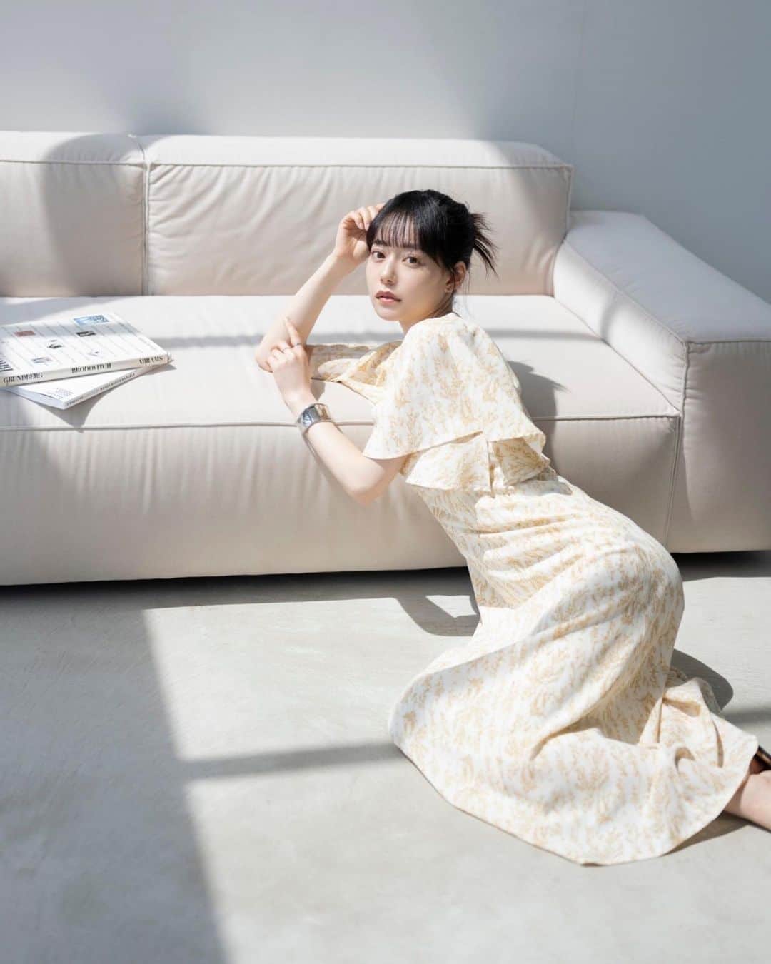 Vannie Officialのインスタグラム：「• VANNIE U 2023 summer COLLECTION • feat.NAGOMI ⁡ フラワーキャシャワンピース yellow │ white │ green │ ¥5,390 tax in  … Design … ・昨年人気だったフラワーキャシャワンピースをアップデート ・春着たくなる、定番の小花柄 ・ハイウエスト切替でスタイルアップ効果 ・女性らしくデコルテを綺麗にみせるペンタゴンネック ・柔らかい素材感で着心地◎ ・たっぷりのフレアスリーブで二の腕カバー  … Styling … さらっと一枚できまる主役ワンピース ネックラインを邪魔しないのでネックレスやチョーカーをオン。 カーディガンを羽織って思いっきり女性らしくしたり 首元すっきりしているのでハイネックインナーをいれても◎  ━━━━━━━━━━━━━━━━━━━━━  透け感：あり 裏地：あり 厚さ：薄地 伸縮性：なし 光沢感：なし  ━━━━━━━━━━━━━━━━━━━━━━ ※詳しくは洗濯タグをご確認ください ⁡ @__nagomi32__  ⁡ #vannie_u#ヴァニーユー #zozoでしか買えない」
