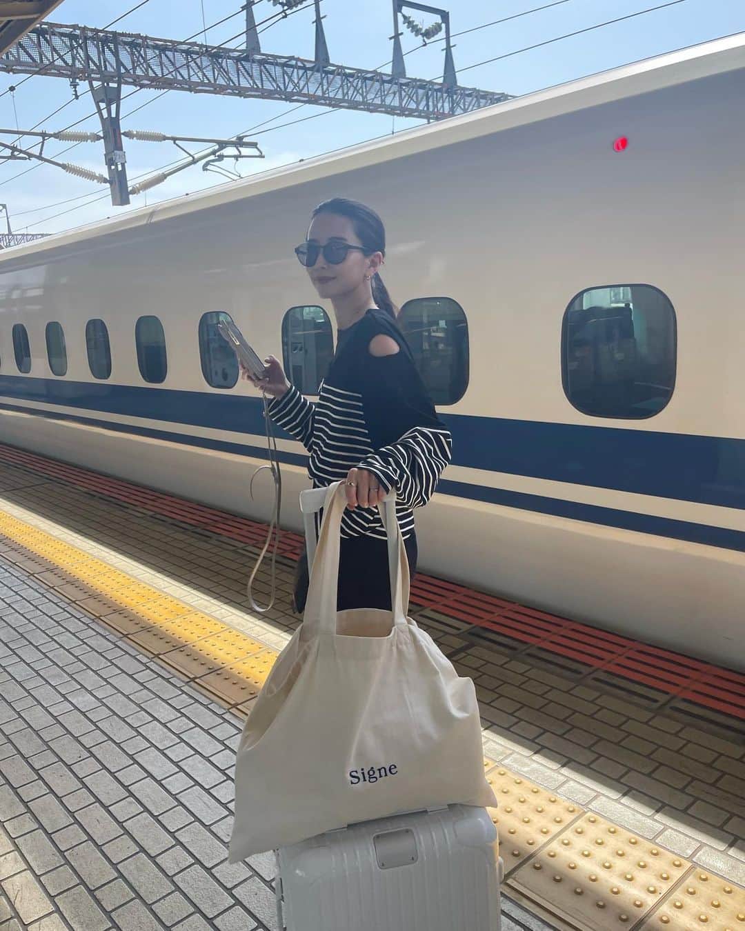 小嶋梨奈のインスタグラム：「滋賀帰省 この日は、 @manof_official のボーダートップス 肌触りがとっても心地よくて移動にも快適でした🙌 肩の開きも程よい感じで上品だー。  今日から24日まで新宿ルミネ2で ポップアップストアが開催されていて 先行で購入できるそうです〜。 ブランド1周年記念で内容も盛りだくさんでしたよ、ぜひ♡  #manof #コーディネート #大人カジュアル #春服」
