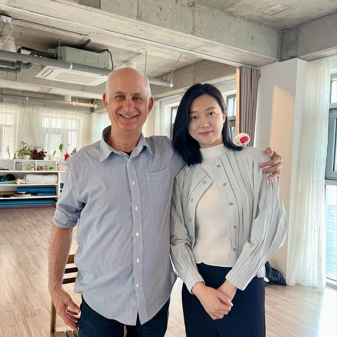 ハ・ヨンジュのインスタグラム：「‘자세가 아닌 방향성’  알렉산더테크닉 마스터로서 43년 경력을 가진 아비 선생님의 워크샵을 하루 듣고 알렉산더테크닉을 한 문장으로 정의하기엔 무리겠지만, 적어도 워크샵과 오늘 개인세션을 통해 나의 머리, 목, 등, 팔과 다리의 방향에 대해서 의식해보고 적용해보는 소중한 시간을 가졌어요.    다채롭게 몸과 정신의 대한 탐구를 하고 있는 요즘, 저의 여정이 나중에 어떤 모습으로 나타날까 내심 기대 돼요☺️🍋」