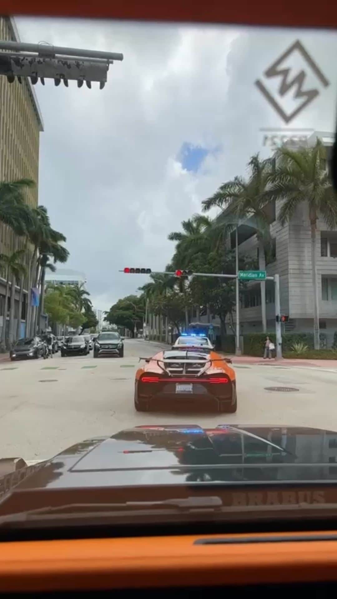 CarsWithoutLimitsのインスタグラム：「Now that’s how you go to the Miami @f1 race in style!   Owner @davcars   #carswithoutlimits #bugatti #chiron #bugattichiron #pursport」