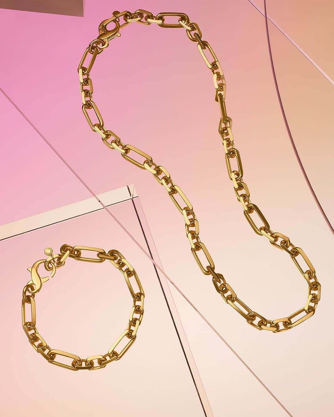 モバードのインスタグラム：「A bold finishing touch. This Mother's Day, give a truly memorable gift like this bracelet and necklace from our Movado Faceted Chain Collection. Shop our entire #MovadoJewelry selection, exclusively sold on Movado.com.」