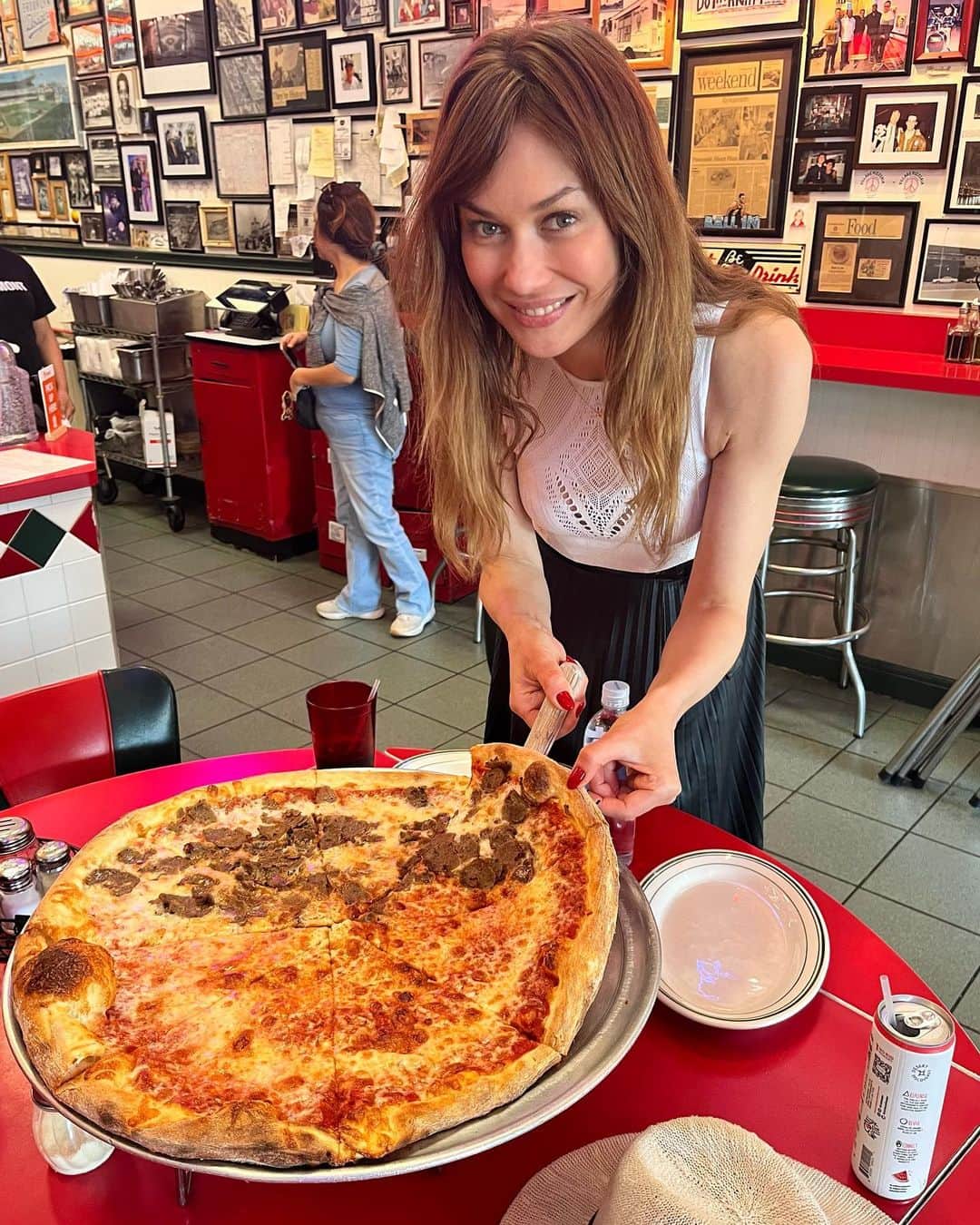 オルガ・キュリレンコのインスタグラム：「Best pizza in LA! @villagepizzeriala I’m so blessed to have the most amazing  friends in so many corners of this world. Great to hang out @jeffbowler 😎」