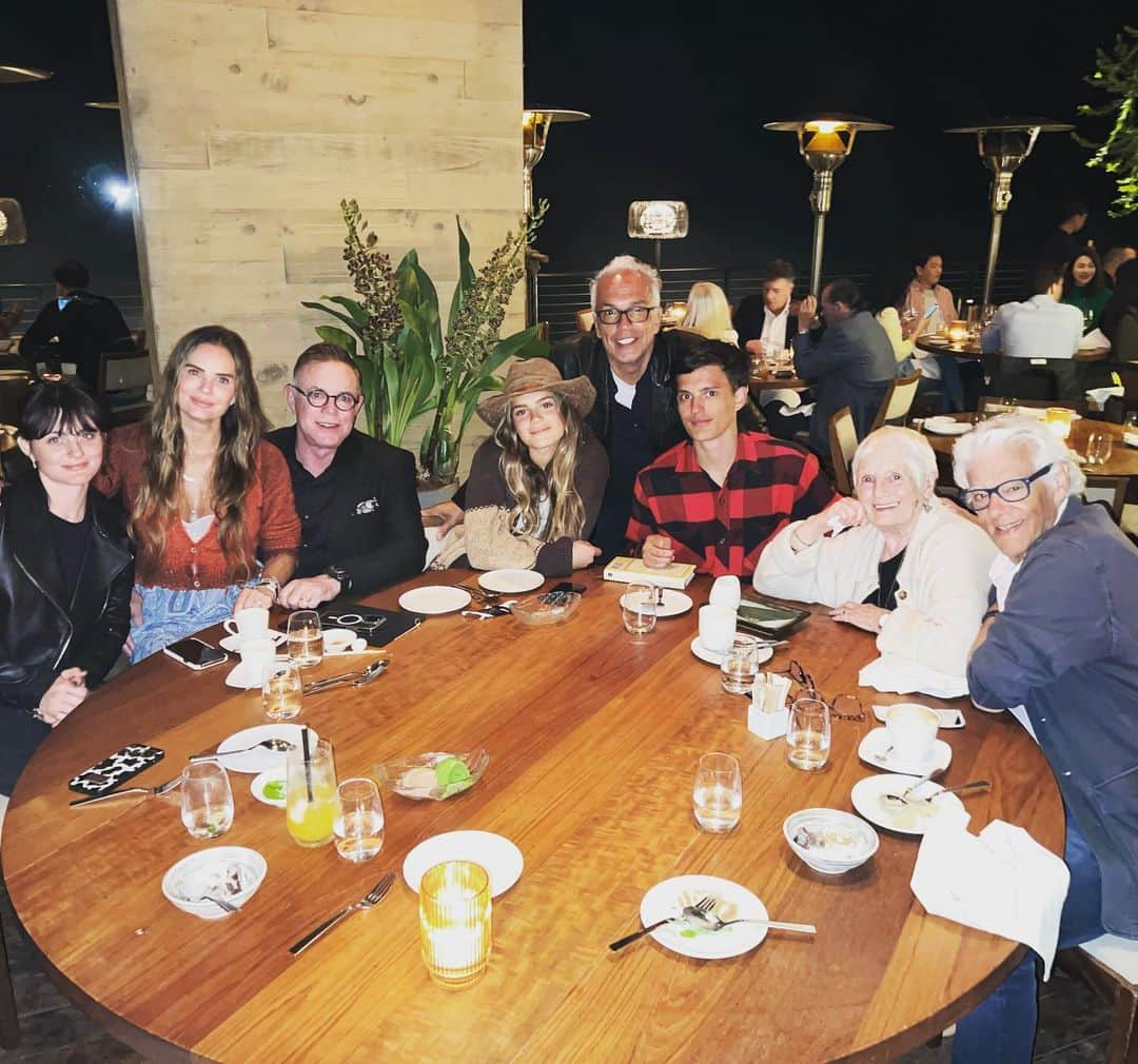 ガブリエル・アンウォーのインスタグラム：「Celebrations continue with The Graduate! @willowxylia @paisleyverea @elchela @shareefmalnik @grampawoosah」