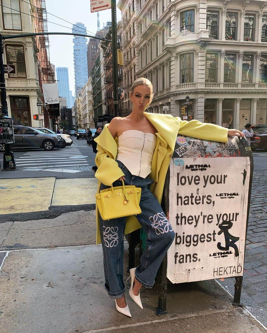 レオニー・ハンネさんのインスタグラム写真 - (レオニー・ハンネInstagram)「What the sign says ☺️✨🍦」5月8日 4時26分 - leoniehanne