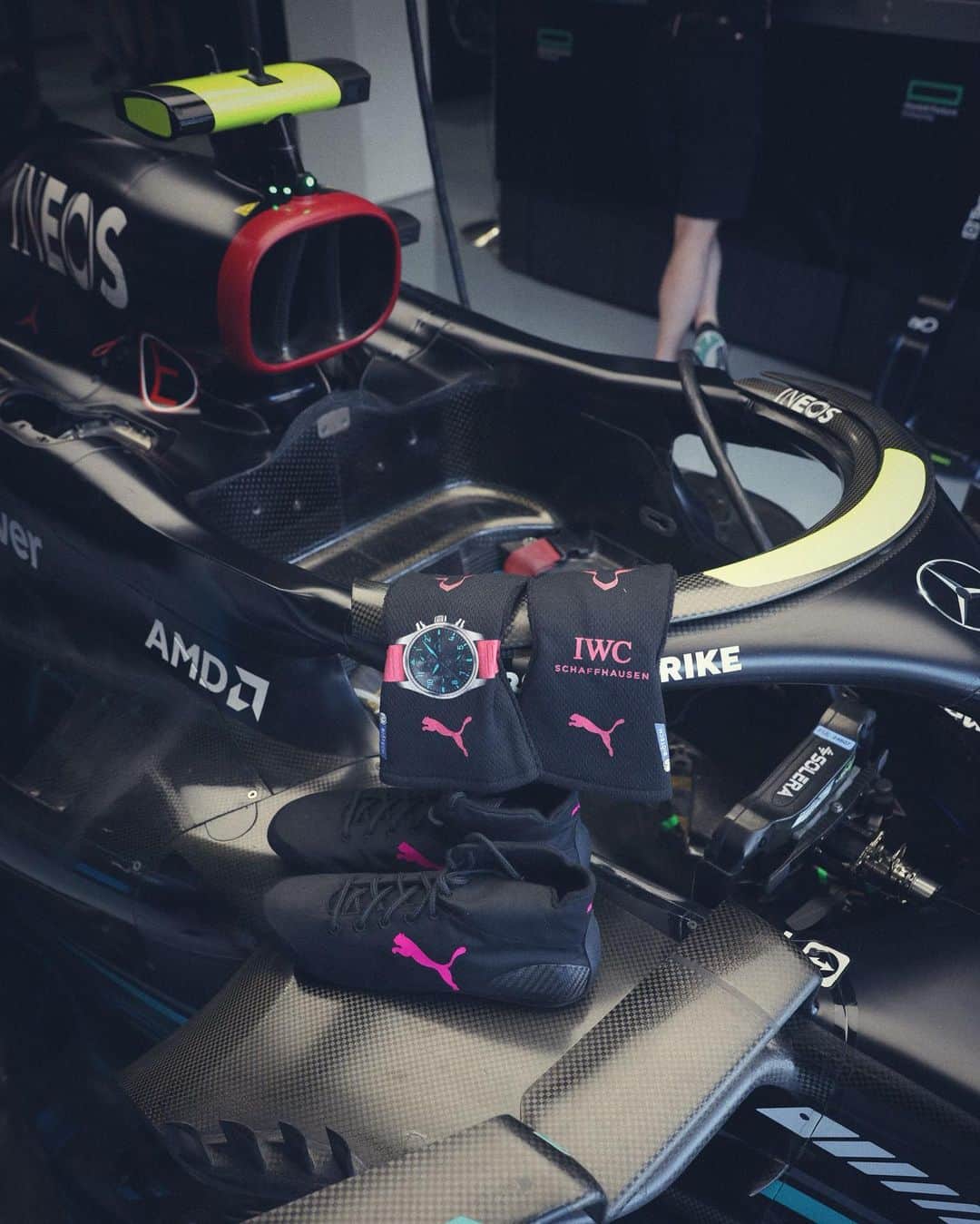 IWCさんのインスタグラム写真 - (IWCInstagram)「Let’s 👏 Go 👏 Team 👏 #MiamiGP  Color details on the gloves and boots with our Miami Pink color accent especially for this race and on the gloves our team watch. It looks amazing! Let's go for it ! #IWCmiami」5月8日 4時33分 - iwcwatches