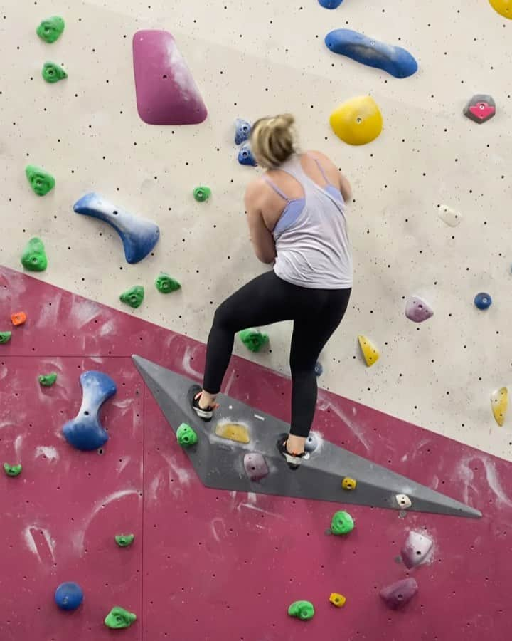 リア・クレインのインスタグラム：「Still moovin and groovin 💃 The little man doesn’t always give me the longest session but he’s doing his best learning to be at the wall whilst we climb 😂 I’m 3 months postpartum and there’s a specific movement I can’t do.. Squeezing my adductors without lower foot support so having to pick and choose which blocs I try 🔎 The Unparallel Souped Up felt verrrrrry sticky on these volumes! The TNPro was my favourite but they’ve just been bumped to second I think..」