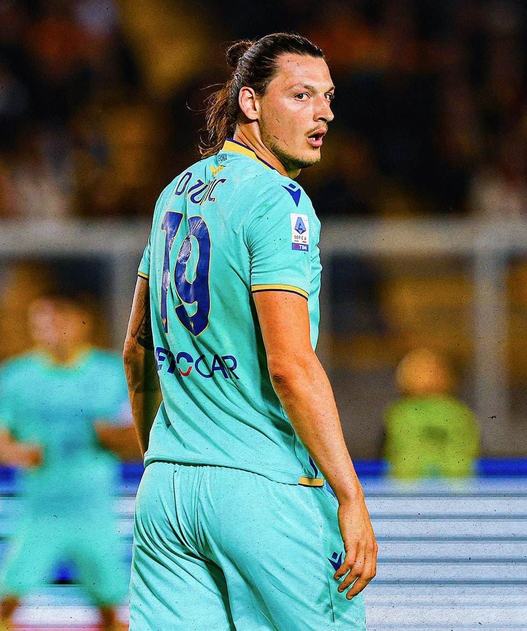 エラス・ヴェローナFCのインスタグラム：「⚔️💪💛💙  #DaiVerona #LecceVerona #SerieATIM」