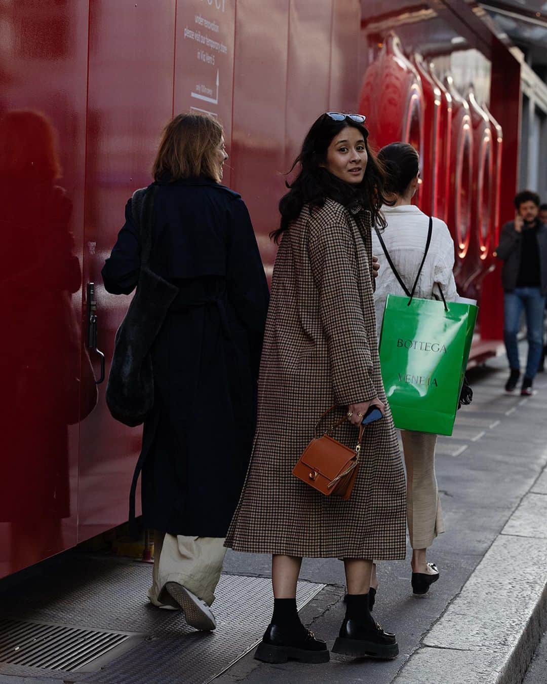 スコット・シューマンさんのインスタグラム写真 - (スコット・シューマンInstagram)「I love that short period of the year when you can wear a coat or shirtsleeves and both are pretty  correct for the weather! Via Montenapoleone, Milano!」5月8日 4時37分 - thesartorialist