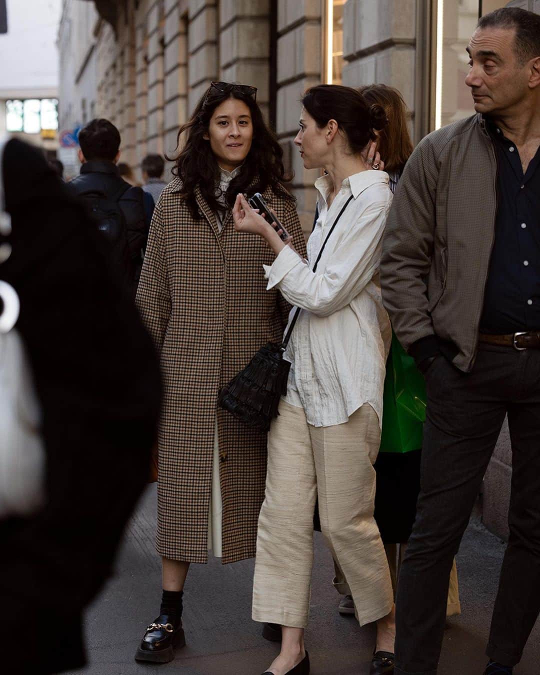 スコット・シューマンのインスタグラム：「I love that short period of the year when you can wear a coat or shirtsleeves and both are pretty  correct for the weather! Via Montenapoleone, Milano!」