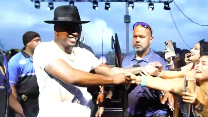 NE-YOのインスタグラム：「ABOUT LAST NIGHT! Thank you @seaworldorlando for having me! The crowd was 🔥🔥! Until next time! ✌🏾  🎥: @christianngilchrist」