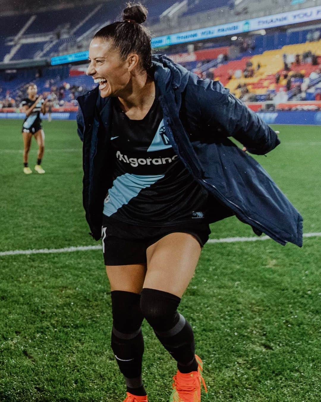 アリ・クリーガーのインスタグラム：「I’m ready for this kinda gameday fun to finish out our week🫶🏽🦇🔥   Let’s get it!」