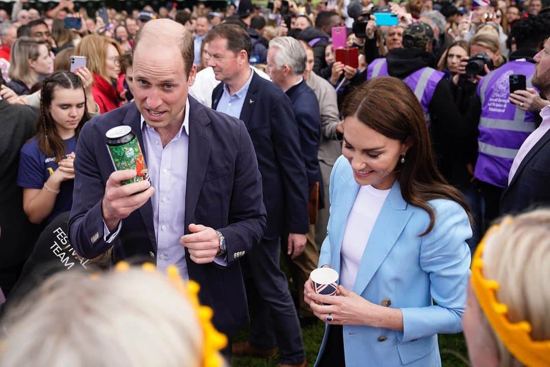 のインスタグラム：「Prince William and Princess Catherine make a surprise appearance at #TheBigLunch after the coronation ceremony. Tap this picture in the LINK IN BIO for details! #PrinceWilliam #PrincessCatherine #KateMiddleton Photos: Getty」