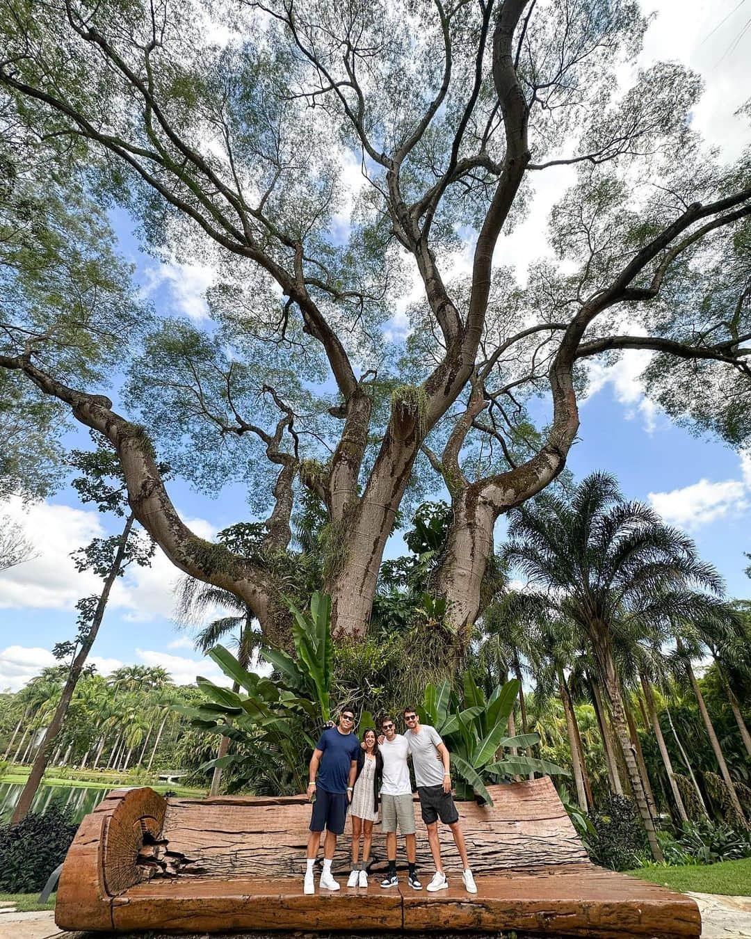 ロナウドのインスタグラム：「Inhotim é cabuloso! Sempre especial ver o encontro da natureza com a arte. É importante demais facilitar o acesso à cultura no nosso país. Parabéns, Bernardo.」