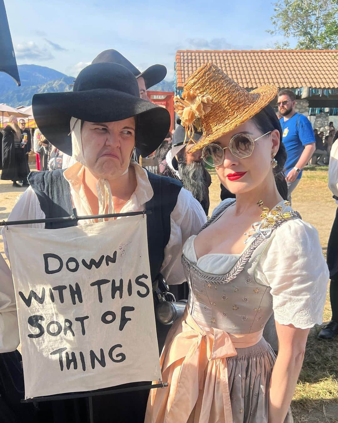 ディタ・フォン・ティースさんのインスタグラム写真 - (ディタ・フォン・ティースInstagram)「First time at  @renaissancepleasurefaire yesterday! The highlight for me was the judgmental group of puritans.   Yesterday’s #renfaire theme was #cottagecore 🧚‍♀️ @lenahoschek   Thank you to my talented friend, #renaissancefaire billboard star @bendybonnie 💛」5月8日 5時08分 - ditavonteese