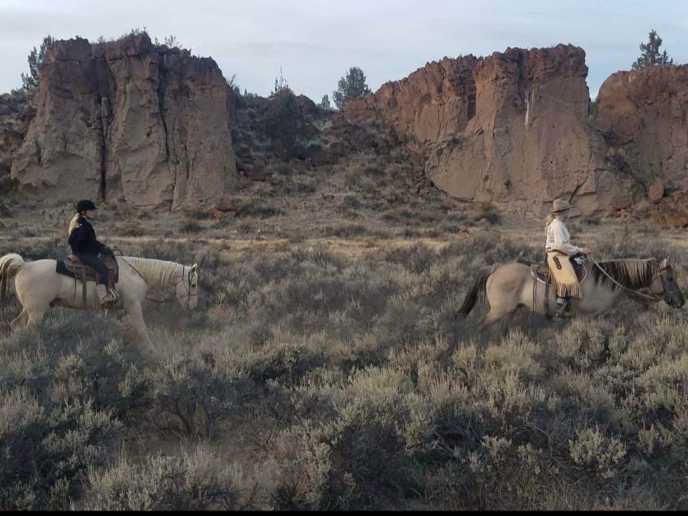 ベス・ベアーズのインスタグラム：「I can still smell the sagebrush on my hat @havstadhatco . Maybe it's the first year of mamahood coming to an end, but I'm itching for another cowgirl adventure... 🐴🤠」