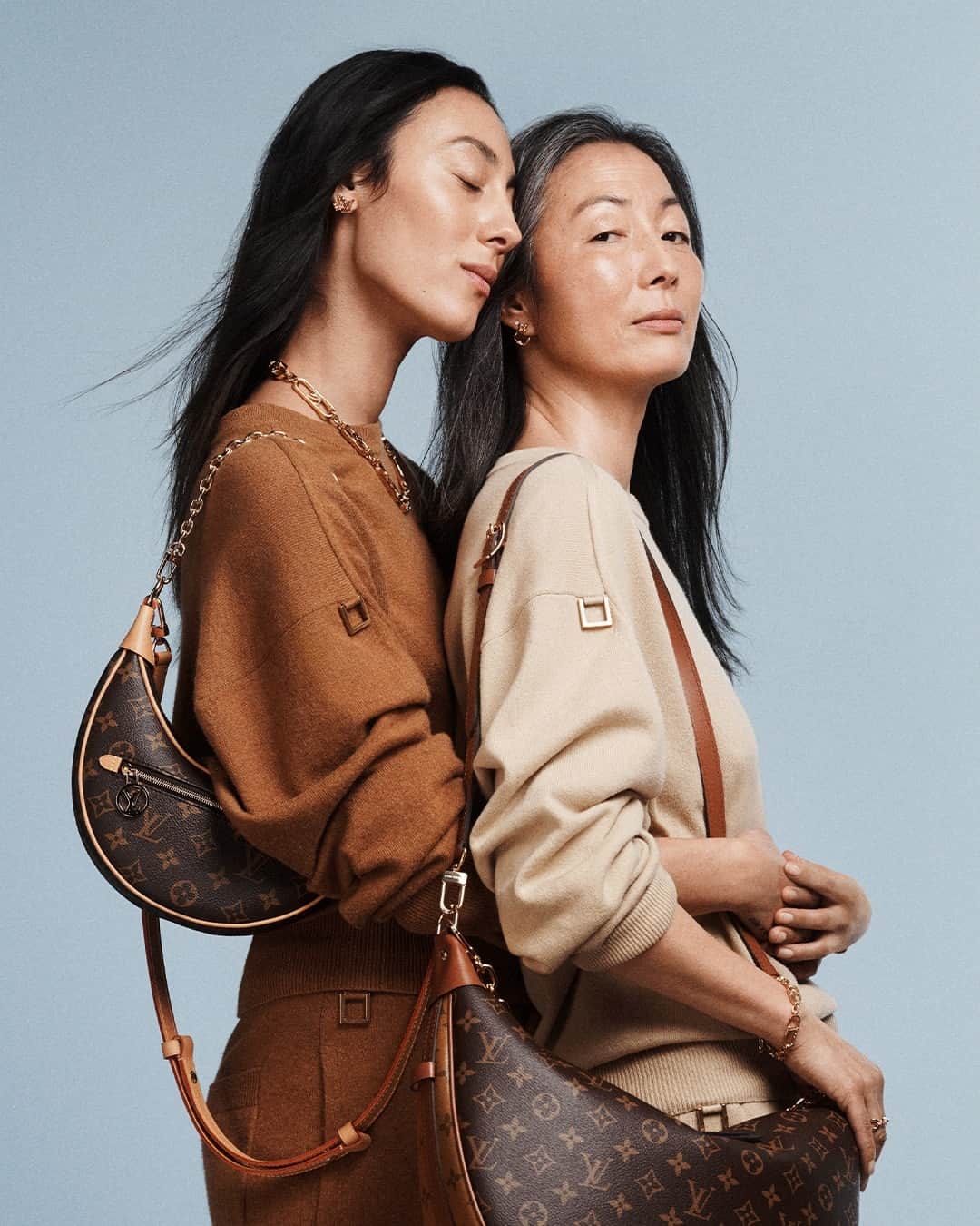 のインスタグラム：「A celebration of generational connection. #GaiaOrgeas embraces precious family moments accompanied by treasured #LouisVuitton keepsakes.  Explore a selection of memorable creations for Mother’s Day via link in bio.」