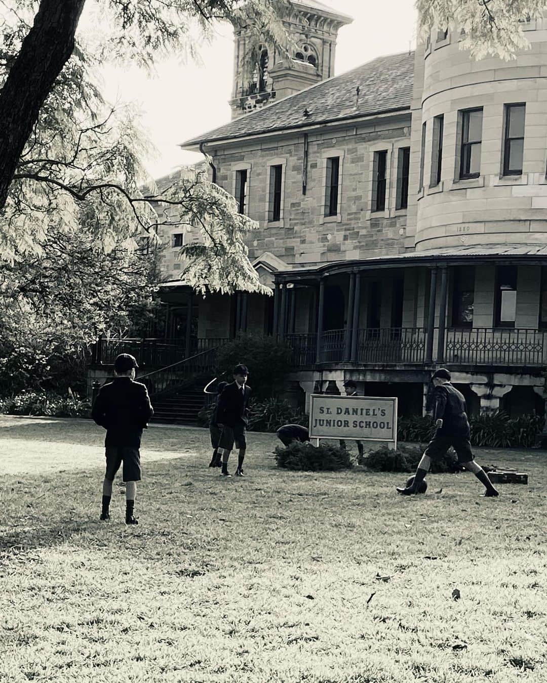 ミシェル・キーガンさんのインスタグラム写真 - (ミシェル・キーガンInstagram)「1 week to go before Ten Pound Poms takes you back to 1956 🕰️  @bbc @bbciplayer @stanaustralia」5月8日 5時11分 - michkeegan