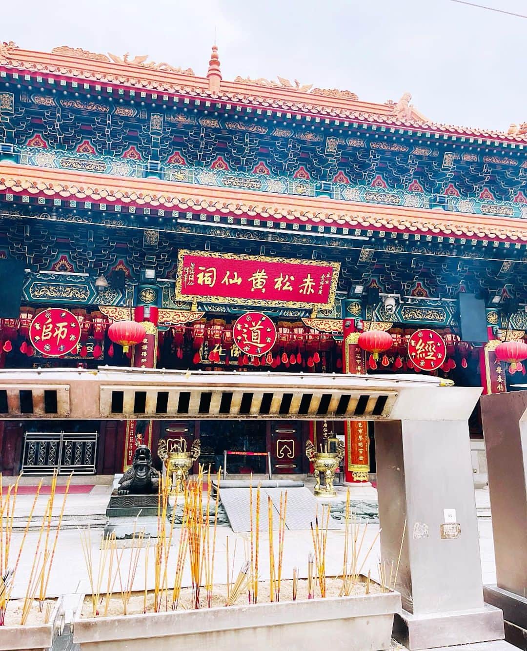 住谷杏奈さんのインスタグラム写真 - (住谷杏奈Instagram)「･ 8回目の"黄大仙"へ行ってきました⛩💛 ･ 言わずと知れた香港のパワースポットです✨ ･ ･ たくさんの人が正座して、 シャカシャカ木の筒を振っている光景は 初めて行った日はとても驚きましたが、 もう慣れっ子になりました✨ ･ ･ 今回初めて"財神宮"という部屋の中に入りました！ 金箔を銅像にペタペタ貼らせていただきました👑 金運爆上がり祈願🙏🙏🙏 ･ ･  "黄大仙"は1921年に神のお告げにより、 風水的に良い気が集まりエネルギーがみなぎる"龍穴"🐉 と呼ばれる特別な場所に移築されていることから、 香港最強の開運パワースポットと言われています✨ ･ ･ #香港#パワースポット#黄大仙 #temple#⛩#powerspot」5月8日 5時27分 - annasumitani