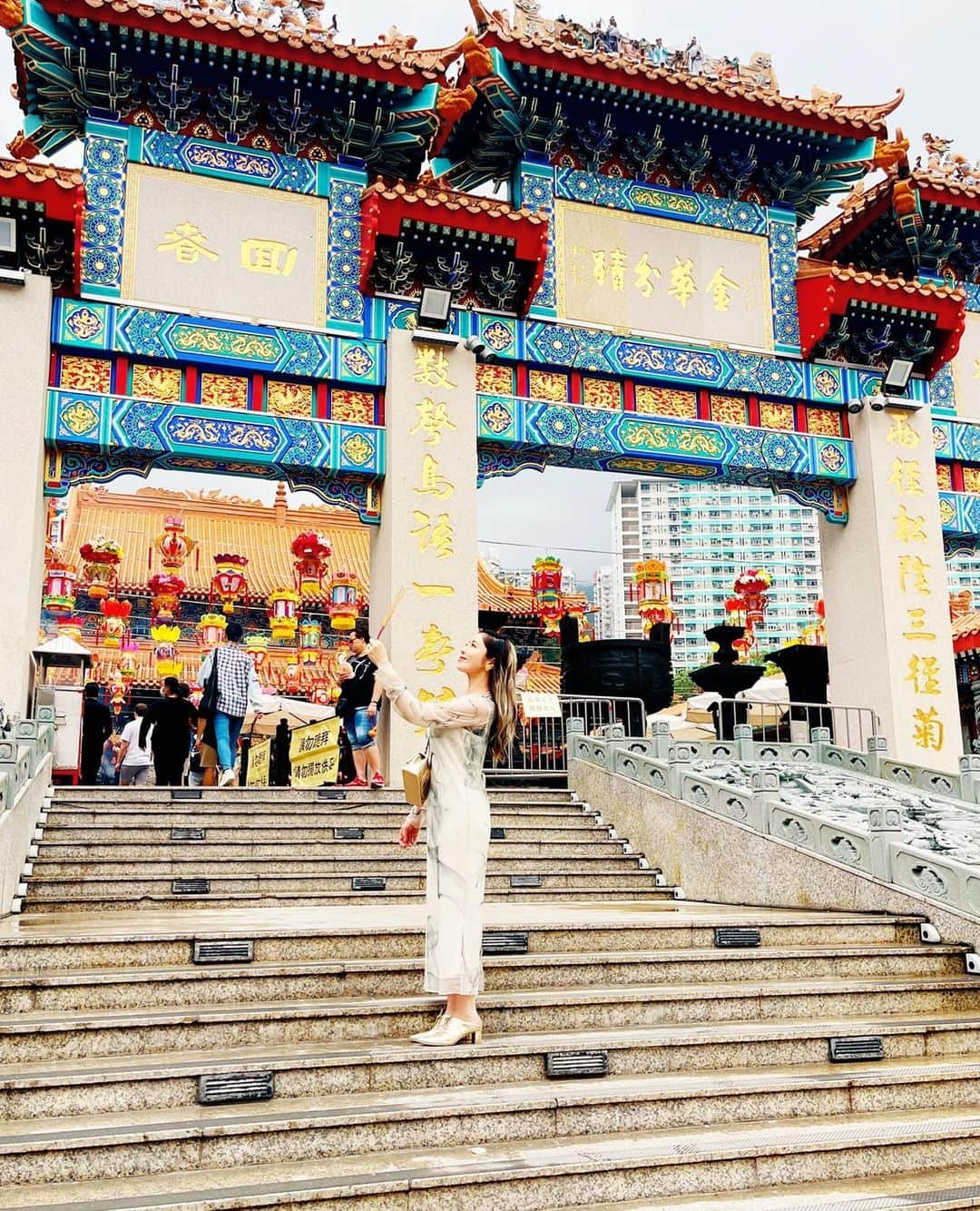 住谷杏奈さんのインスタグラム写真 - (住谷杏奈Instagram)「･ 8回目の"黄大仙"へ行ってきました⛩💛 ･ 言わずと知れた香港のパワースポットです✨ ･ ･ たくさんの人が正座して、 シャカシャカ木の筒を振っている光景は 初めて行った日はとても驚きましたが、 もう慣れっ子になりました✨ ･ ･ 今回初めて"財神宮"という部屋の中に入りました！ 金箔を銅像にペタペタ貼らせていただきました👑 金運爆上がり祈願🙏🙏🙏 ･ ･  "黄大仙"は1921年に神のお告げにより、 風水的に良い気が集まりエネルギーがみなぎる"龍穴"🐉 と呼ばれる特別な場所に移築されていることから、 香港最強の開運パワースポットと言われています✨ ･ ･ #香港#パワースポット#黄大仙 #temple#⛩#powerspot」5月8日 5時27分 - annasumitani