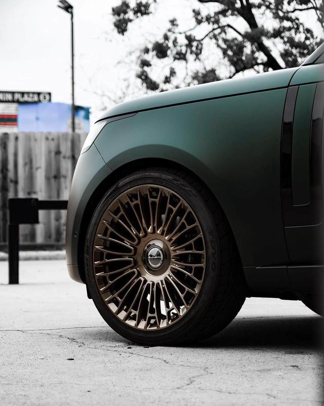 CARLiFESTYLEさんのインスタグラム写真 - (CARLiFESTYLEInstagram)「Luxury wheels for a luxury SUV. @brixtonforged   Los Angeles, California␟| brixtonforged.com  Brixton Forged™  LX01 Sales inquiries contact: 1.888.397.6601℡ | sales@brixtonforged.com  Photo: @designbytwm」5月8日 5時33分 - carlifestyle