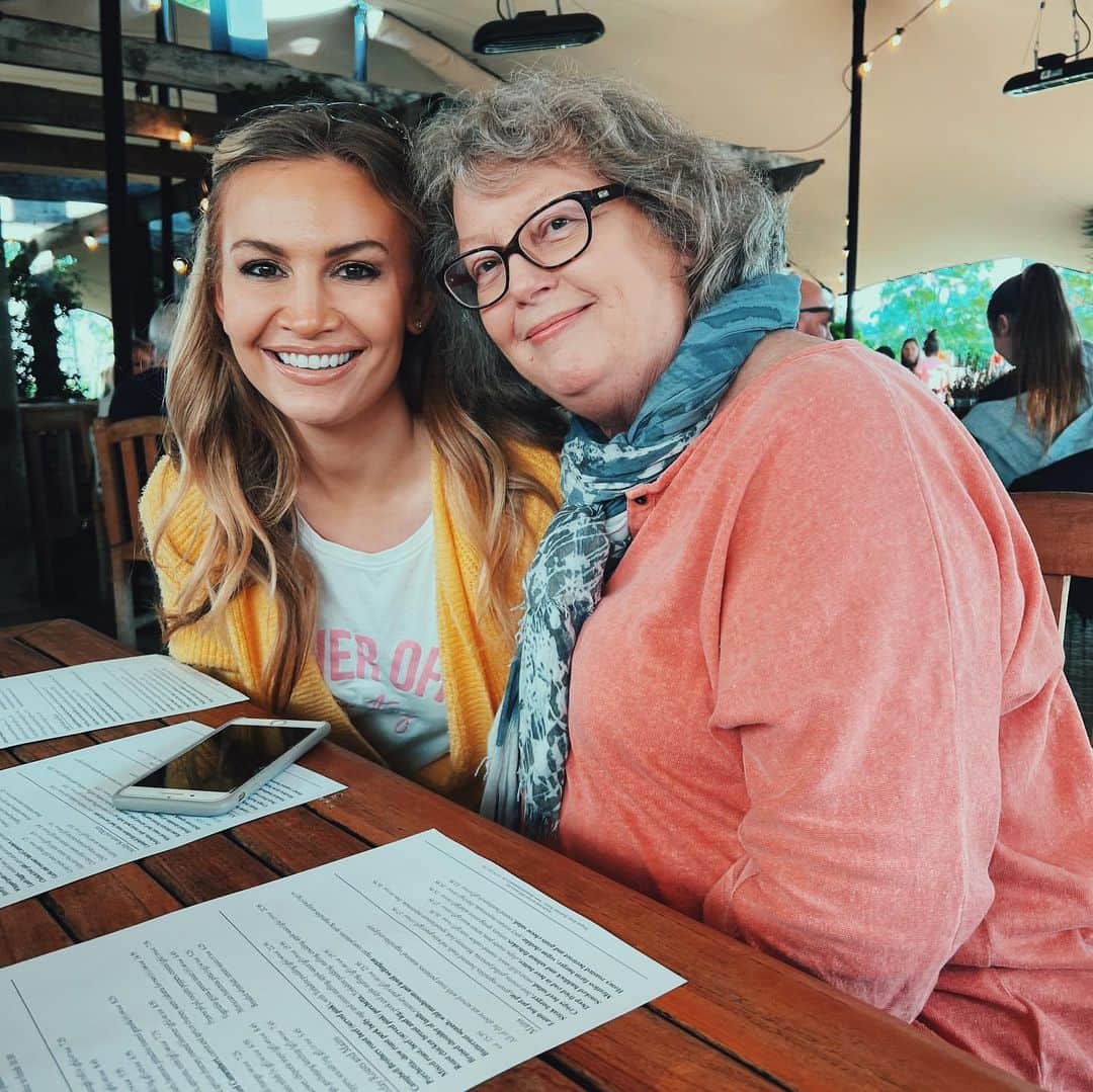 Anna Sacconeのインスタグラム：「Happy Birthday to my amazing mama @margaretsaccone 🥰💖 Thank you for giving birth to me I personally think it was the best thing you ever did 😌👏🏼🤣 #motherdaughter #birthdaygirl」