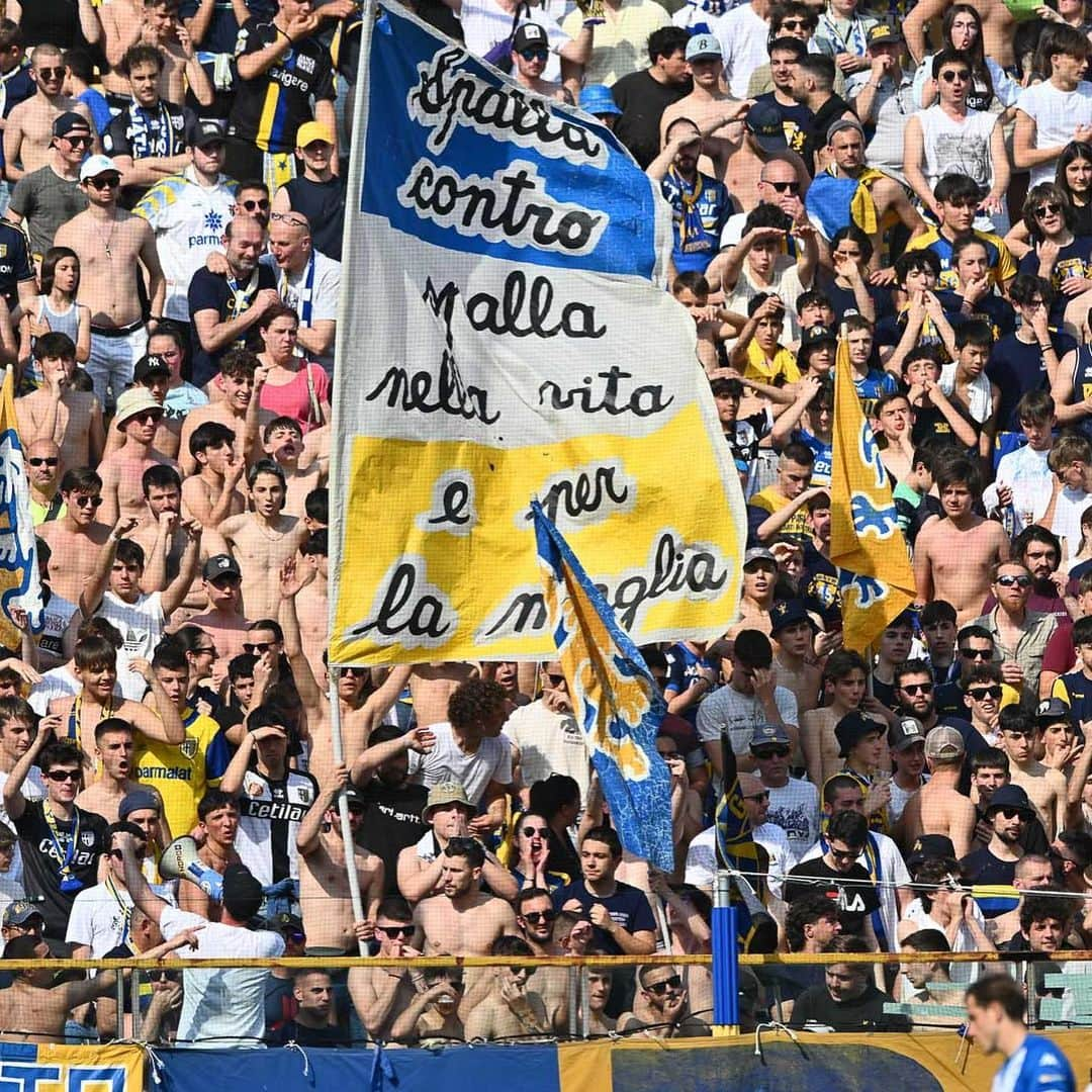 フランコ・バスケスさんのインスタグラム写真 - (フランコ・バスケスInstagram)「Forza Parma 💛💙」5月8日 5時56分 - fdv2289