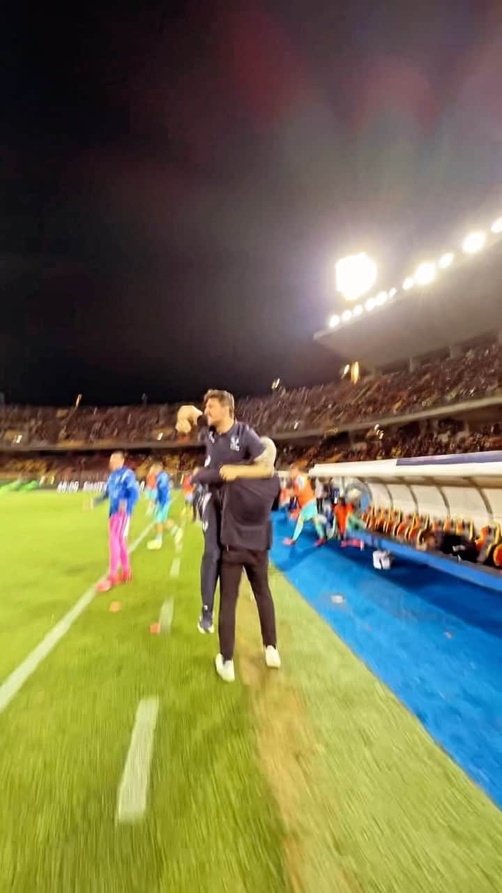 エラス・ヴェローナFCのインスタグラム：「EMOZIONI a MILLE chilometri da CASA 💛💙💪🤯」