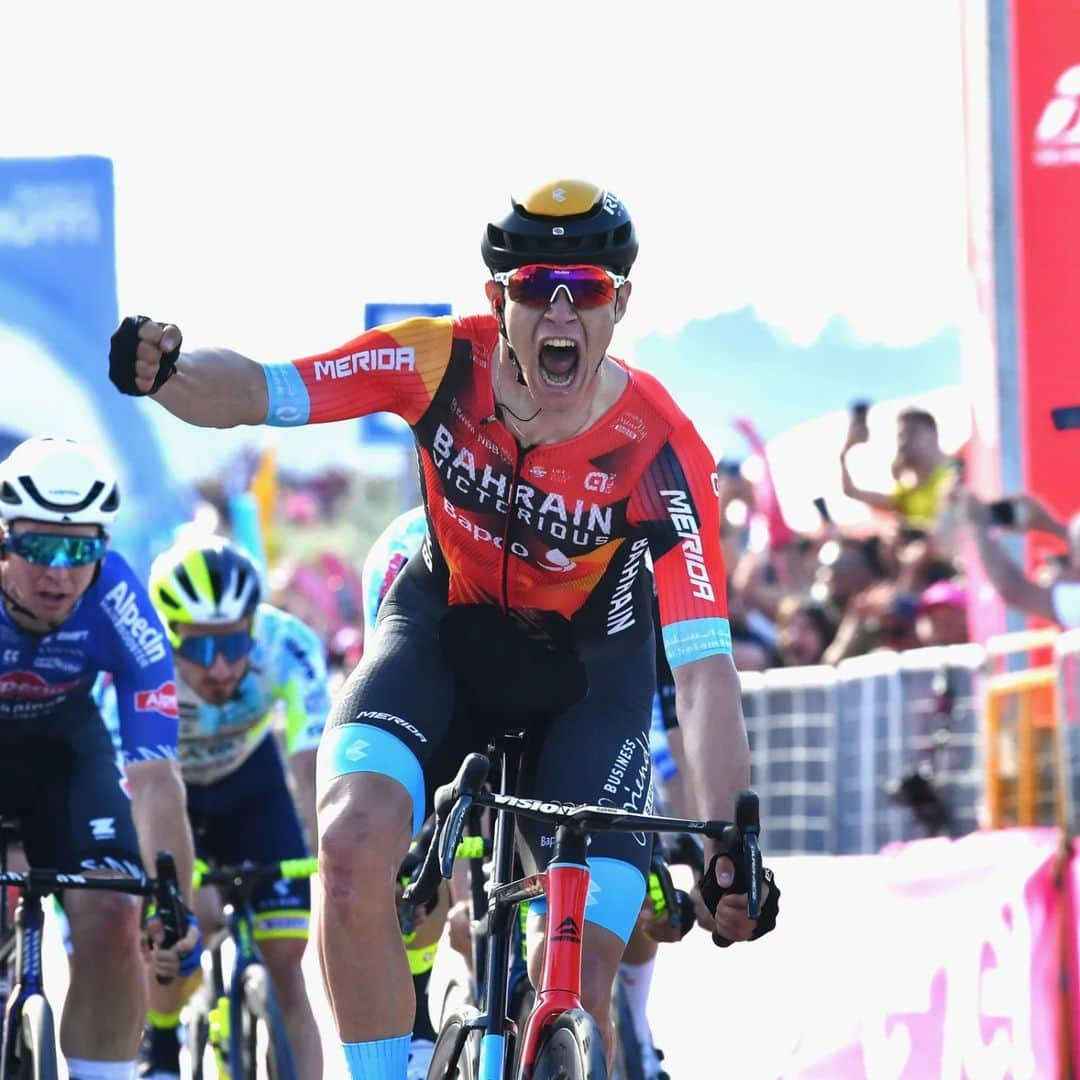 新城幸也さんのインスタグラム写真 - (新城幸也Instagram)「Stage2 @giroditalia 🥇 @_jonathanmilan_ 👏👏👏  📸 Photo : @iimiwa   #giroditalia #ジロ #優勝おめでとう @teambahrainvictorious  @cn_bahrainvictorious」5月8日 5時57分 - yukiyaarashiro