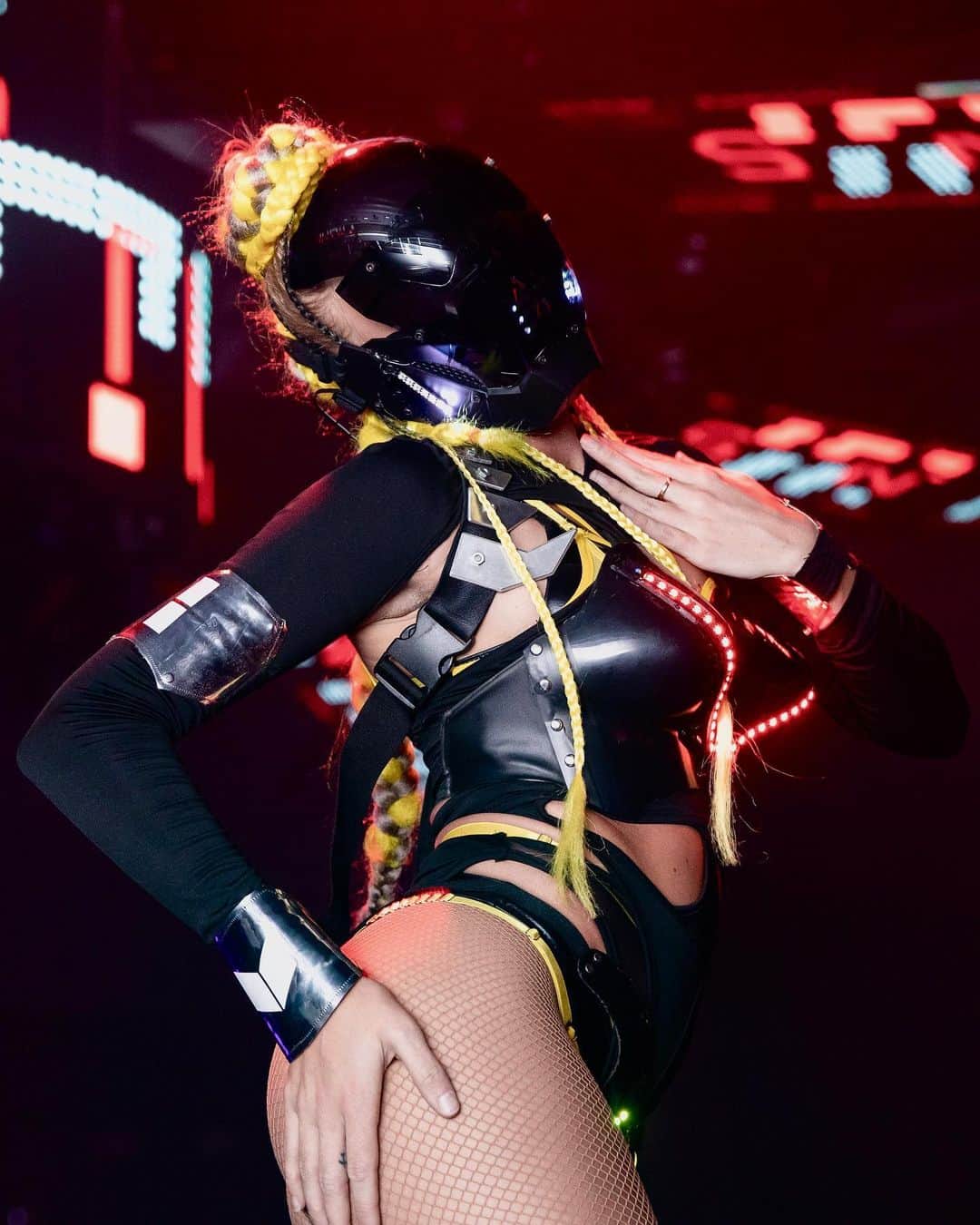 のインスタグラム：「No Techno ⚡️ No Life   #resistancemiami #ultraangels #techno #technogirls」