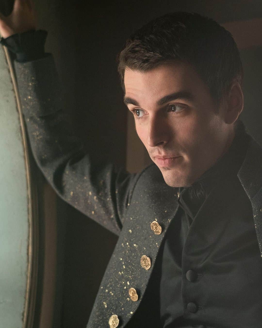 E! Onlineさんのインスタグラム写真 - (E! OnlineInstagram)「We're already burning for young King George III in #QueenCharlotte. 🔥 Link in bio for how Corey Mylchreest prepared to star in the newest #Bridgerton series. (📷: Netflix)」5月8日 6時00分 - enews