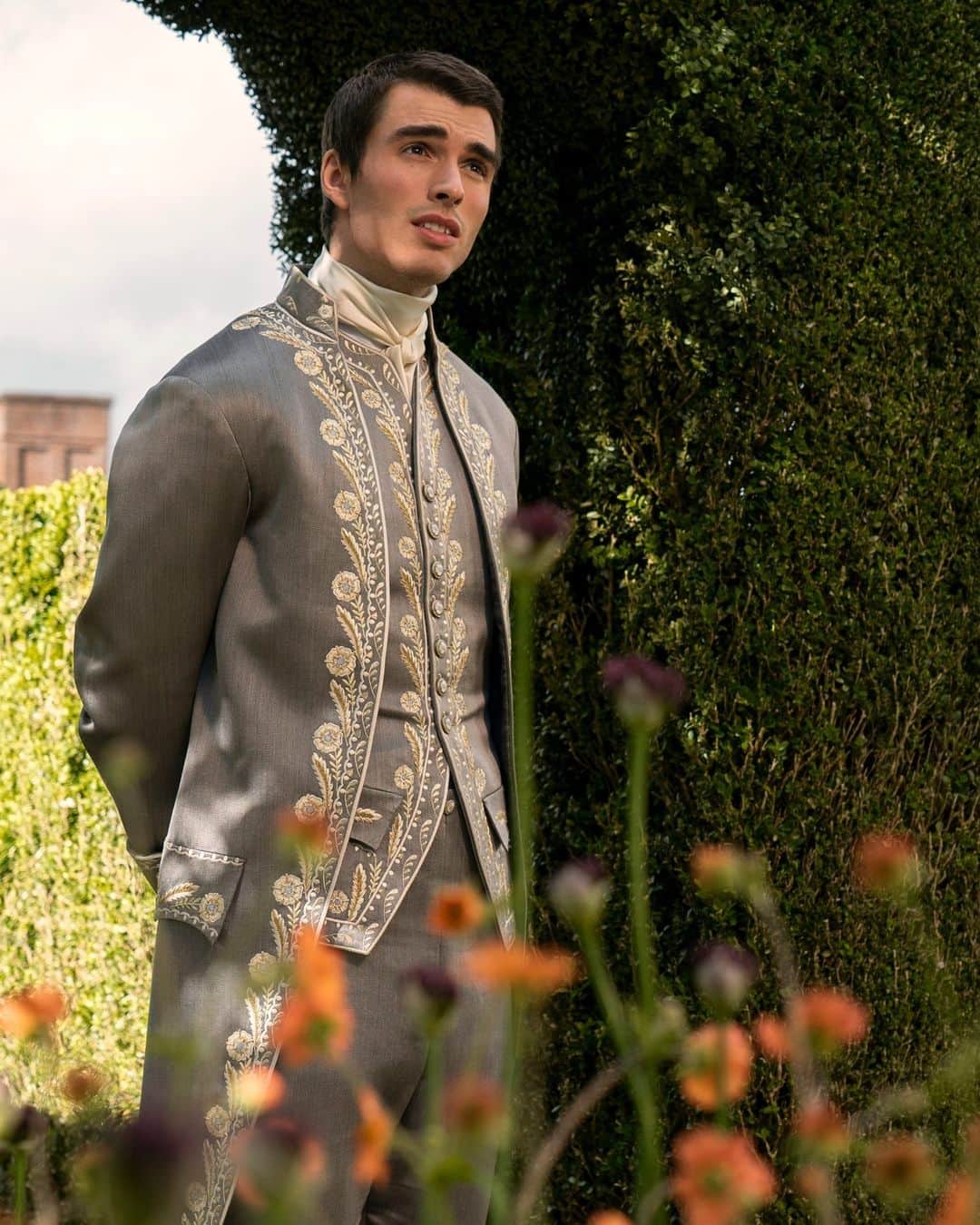 E! Onlineさんのインスタグラム写真 - (E! OnlineInstagram)「We're already burning for young King George III in #QueenCharlotte. 🔥 Link in bio for how Corey Mylchreest prepared to star in the newest #Bridgerton series. (📷: Netflix)」5月8日 6時00分 - enews